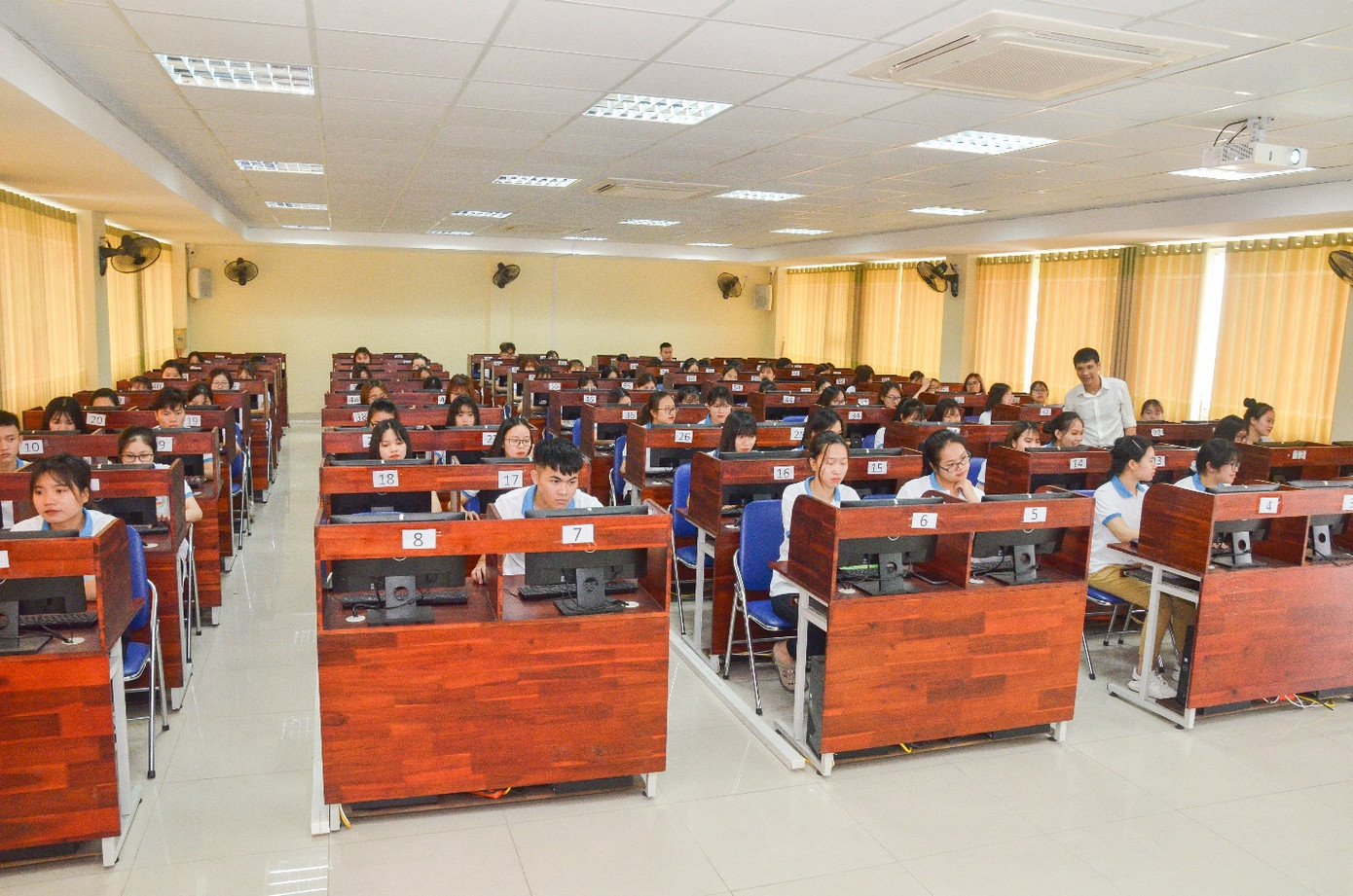 Sinh viên thi trắc nghiệm tại phòng máy trung tâm.