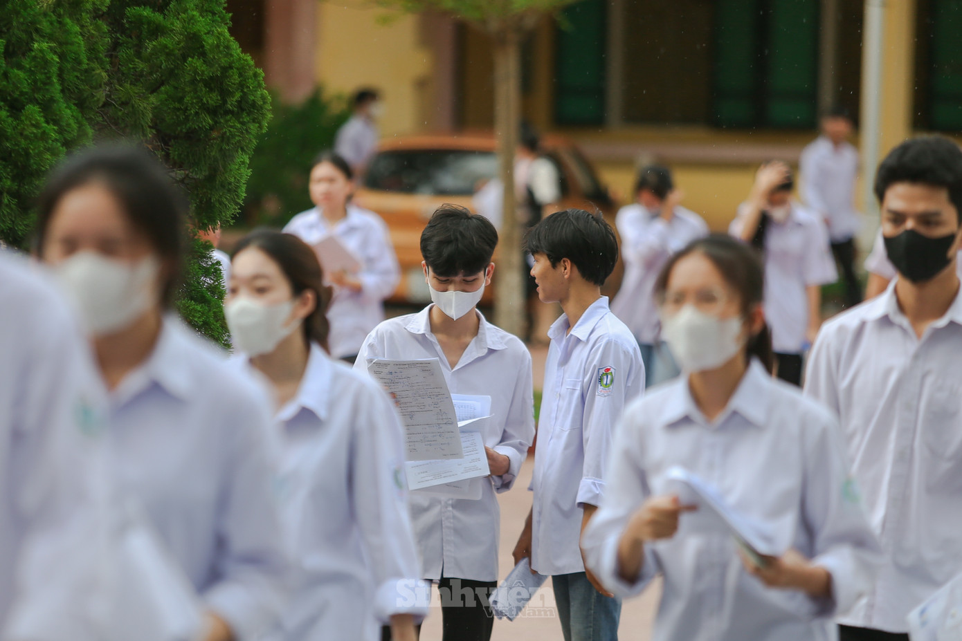 Nhiều thí sinh không về ngay mà ở lại "đọ" đáp án cùng bạn bè. (Ghi nhận tại điểm thi Trường THPT Tây Tiền Hải)