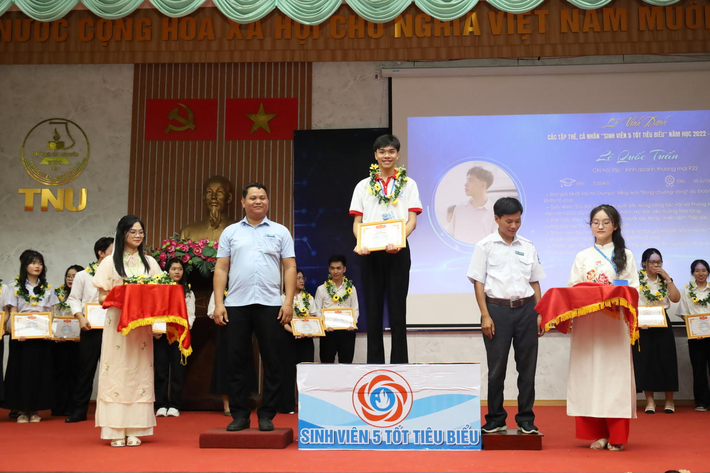 Quốc Tuấn nhận danh hiệu Sinh viên 5 tốt tiêu biểu năm học 2023-2024.