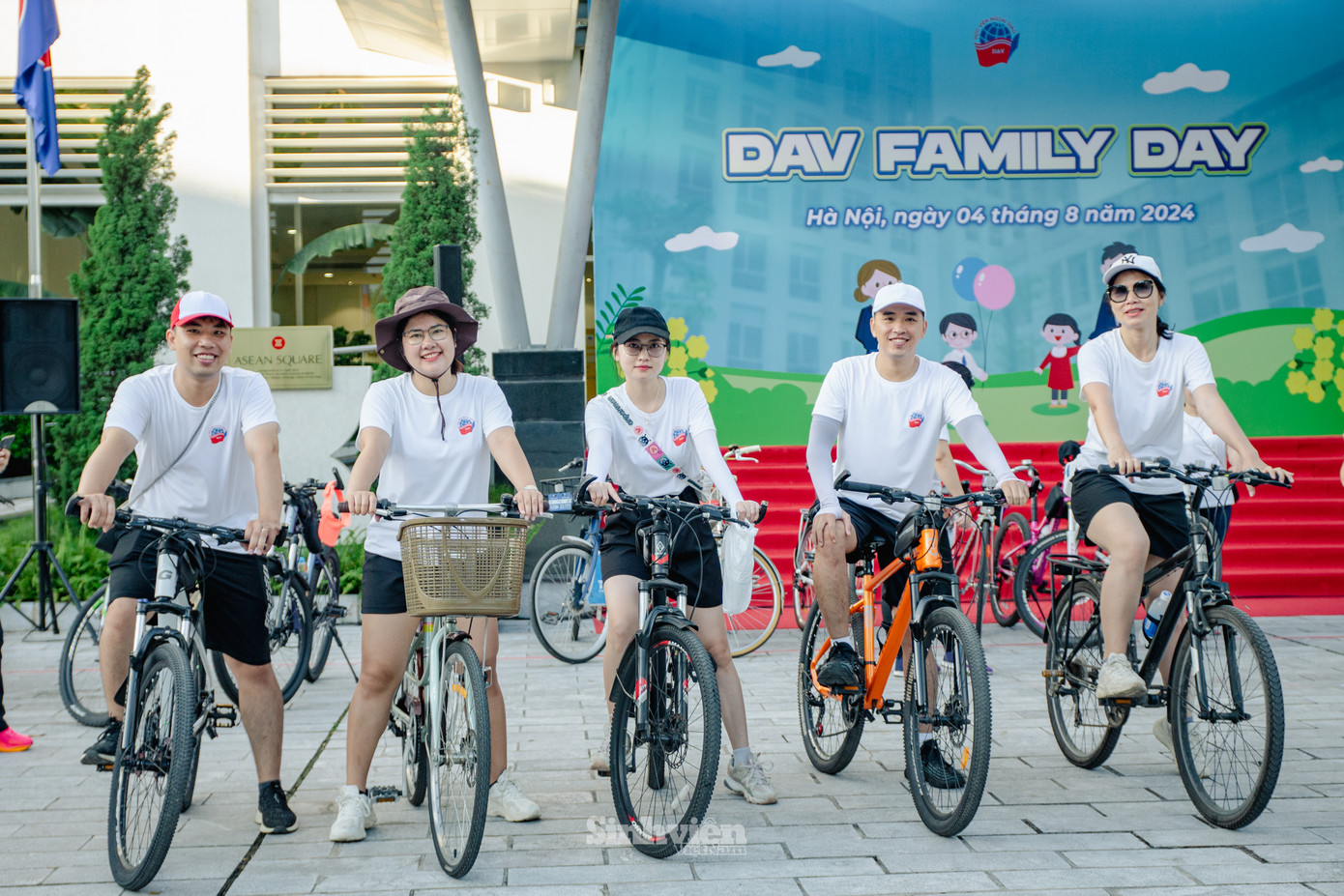 Đoàn xe xuất phát lúc 6 giờ 30 tại Quảng trường ASEAN.