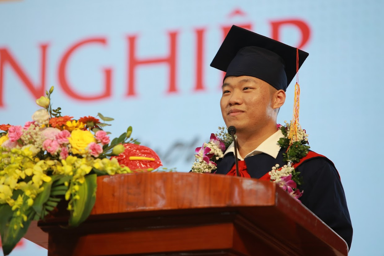 Đức Ánh thay mặt các tân cử nhân, kỹ sư phát biểu. Đức Ánh thay mặt các tân cử nhân, kỹ sư phát biểu.