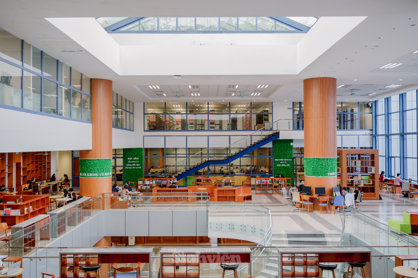 Thư viện có 20 phòng đọc nhóm cùng các không gian đọc sách tiện ích với 1.000 chỗ ngồi, trang thiết bị hiện đại. Tại mỗi tầng, thư viện đều có những phòng nhỏ phù hợp cho họp nhóm, tổ chức workshop.