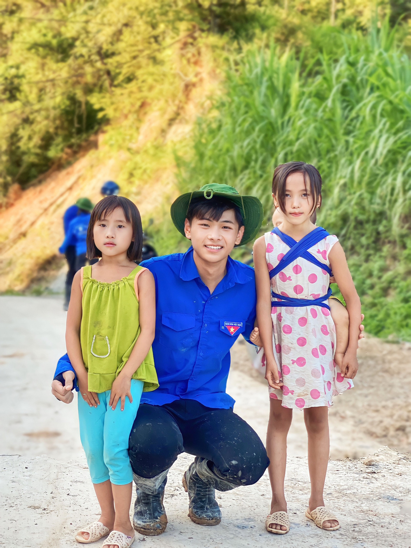 Duy Luận tham gia hoạt động tình nguyện.