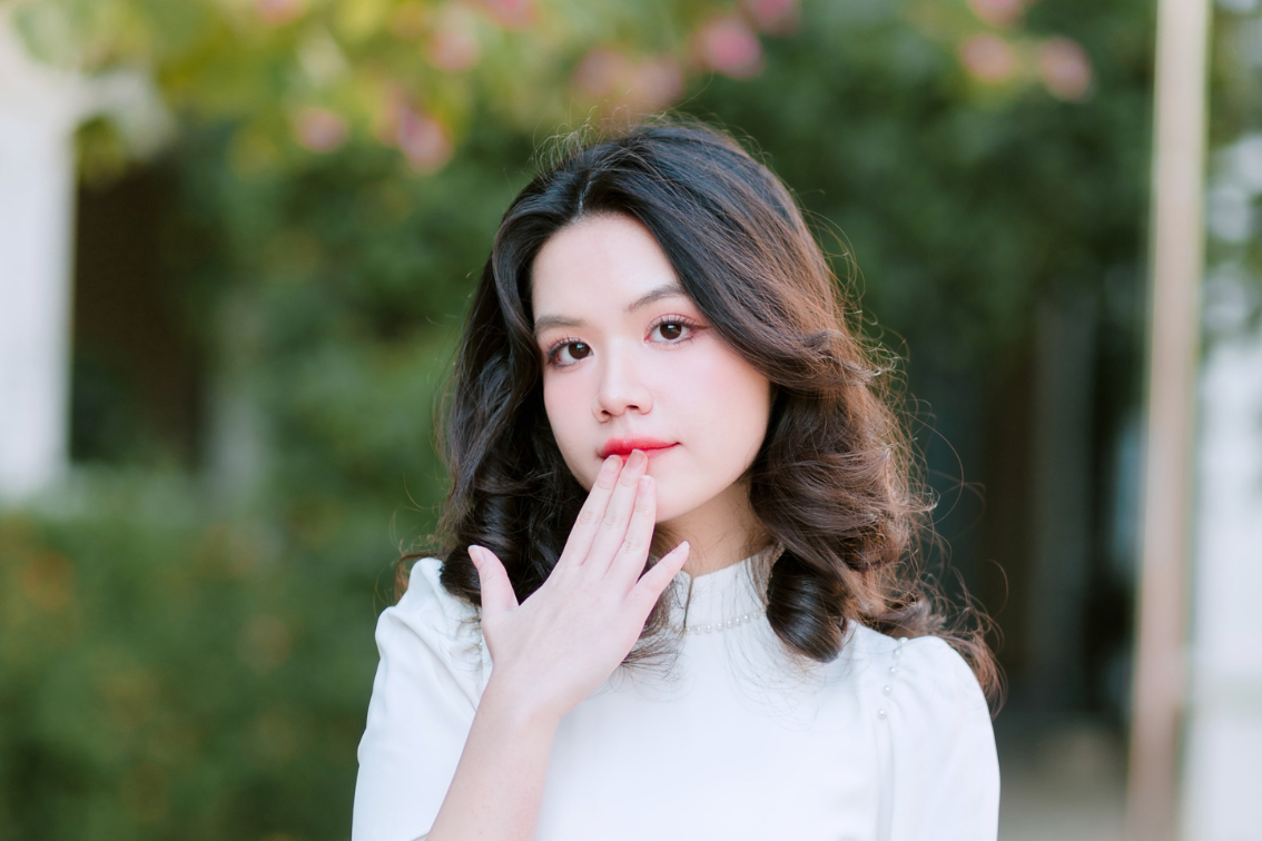 An Khanh chụp ảnh kỷ yếu tại trường.