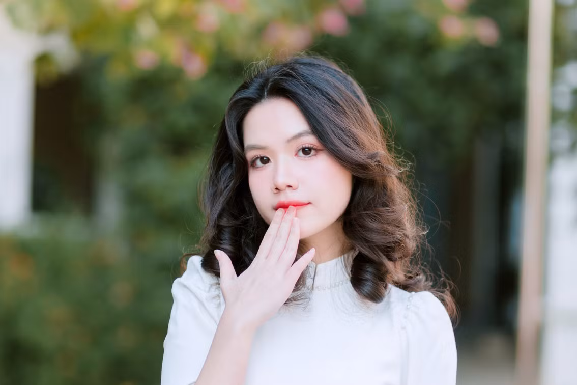 An Khanh chụp ảnh kỷ yếu tại trường.