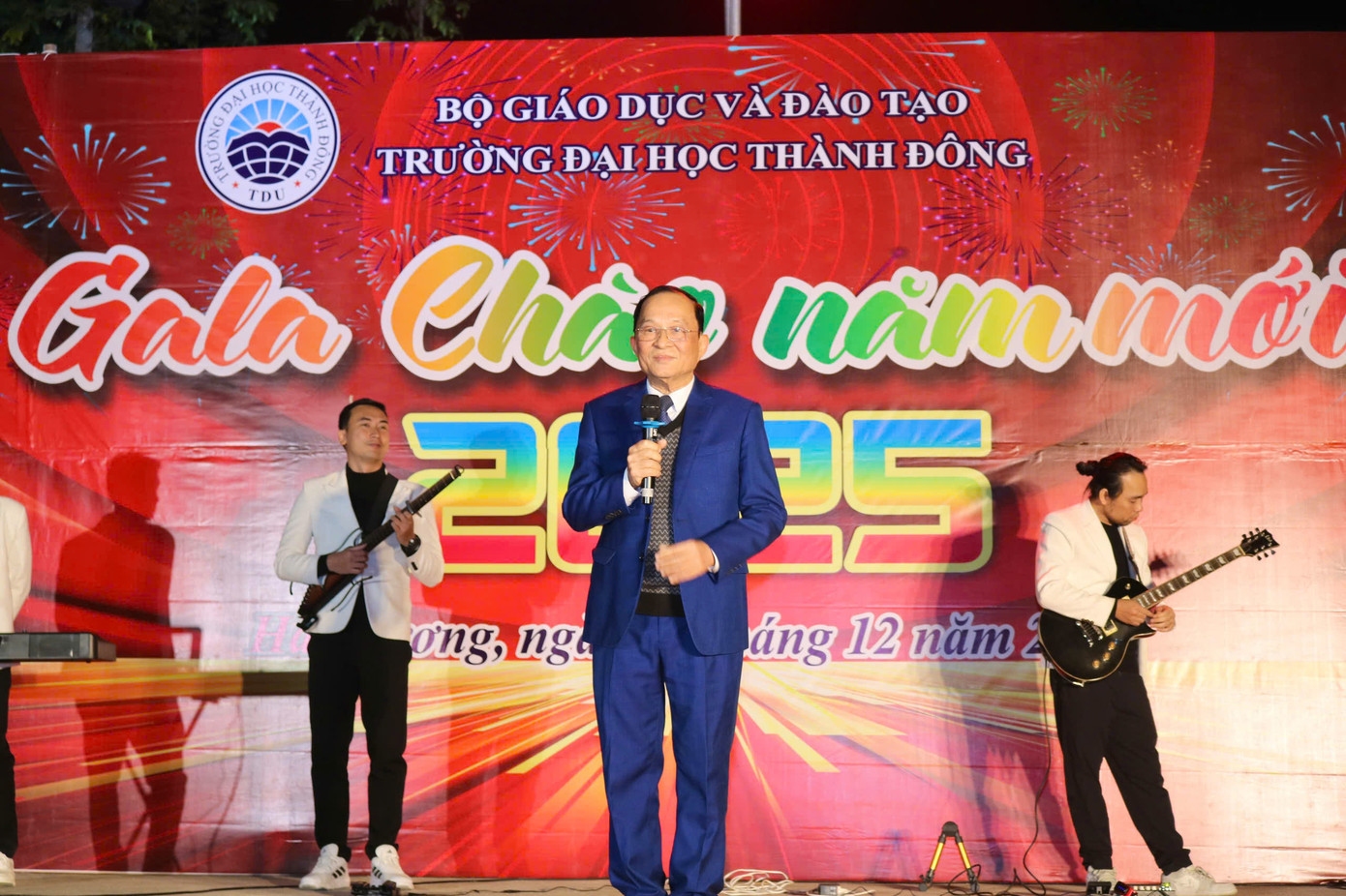 PGS, TS. Lê Văn Hùng gửi lời chào mừng năm mới, điểm lại những thành tựu đáng tự hào trong năm 2024 của Nhà trường. PGS, TS. Lê Văn Hùng gửi lời chào mừng năm mới, điểm lại những thành tựu đáng tự hào trong năm 2024 của Nhà trường.