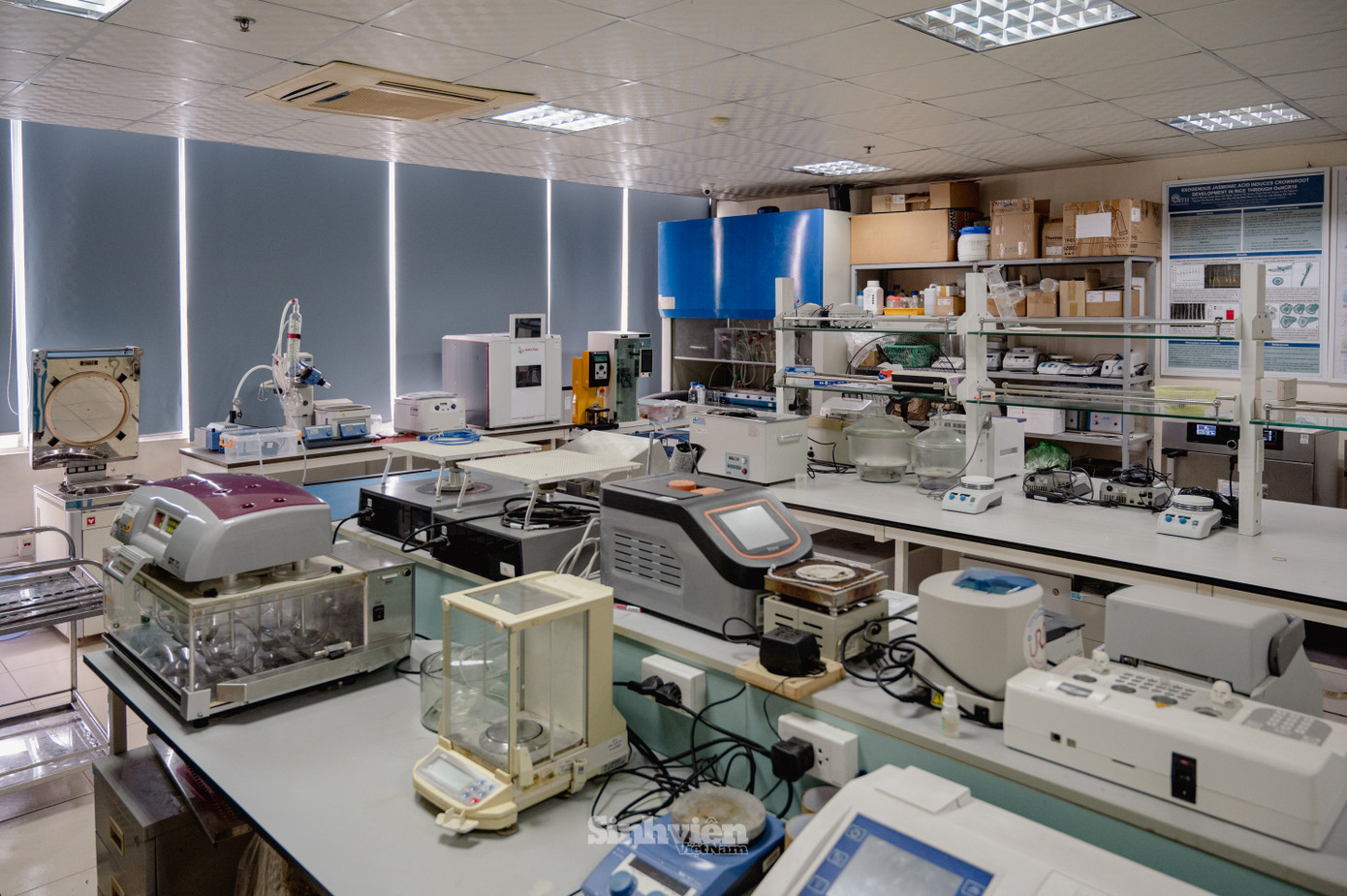 Phòng thí nghiệm thực hành Công nghệ sinh học. Phòng thí nghiệm thực hành Công nghệ sinh học.