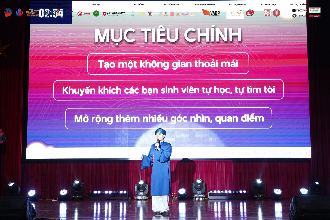 Phong thái tự tin của chàng Khối trưởng khoa Chính trị Quốc tế và Ngoại giao khóa 50.