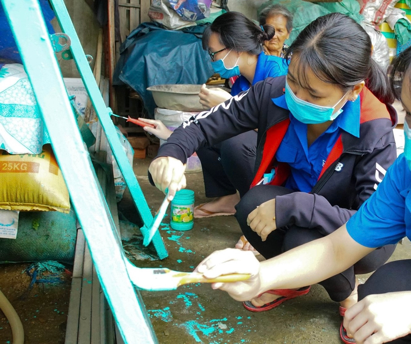 Thanh Nga tham gia sơn nhà, công trình thanh niên “Áo mới nghĩa tình”. Thanh Nga tham gia sơn nhà, công trình thanh niên “Áo mới nghĩa tình”.