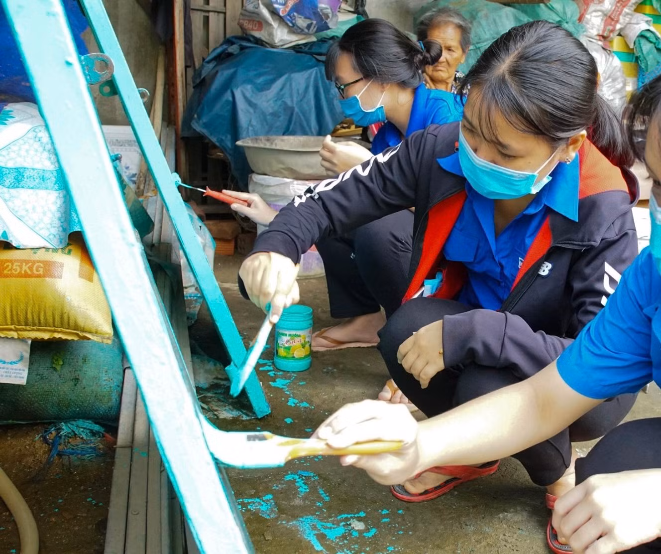 Thanh Nga tham gia sơn nhà, công trình thanh niên “Áo mới nghĩa tình”.