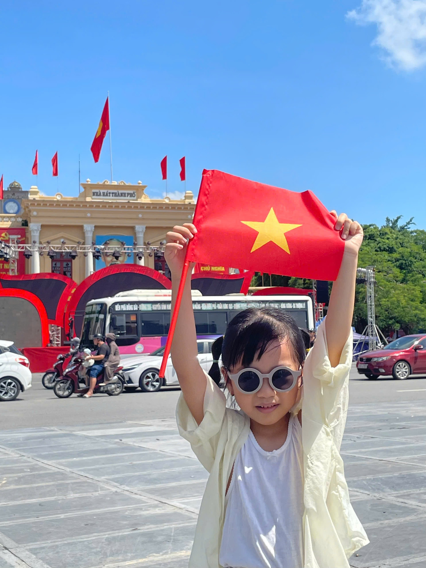 Hình ảnh em bé tươi cười tay giơ cao lá cờ đỏ sao vàng thân yêu của Tổ quốc trước nhà hát lớn Hải Phòng ngày 2/9. (Ảnh: Minh Ngọc) Hình ảnh em bé tươi cười tay giơ cao lá cờ đỏ sao vàng thân yêu của Tổ quốc trước nhà hát lớn Hải Phòng ngày 2/9. (Ảnh: Minh Ngọc)
