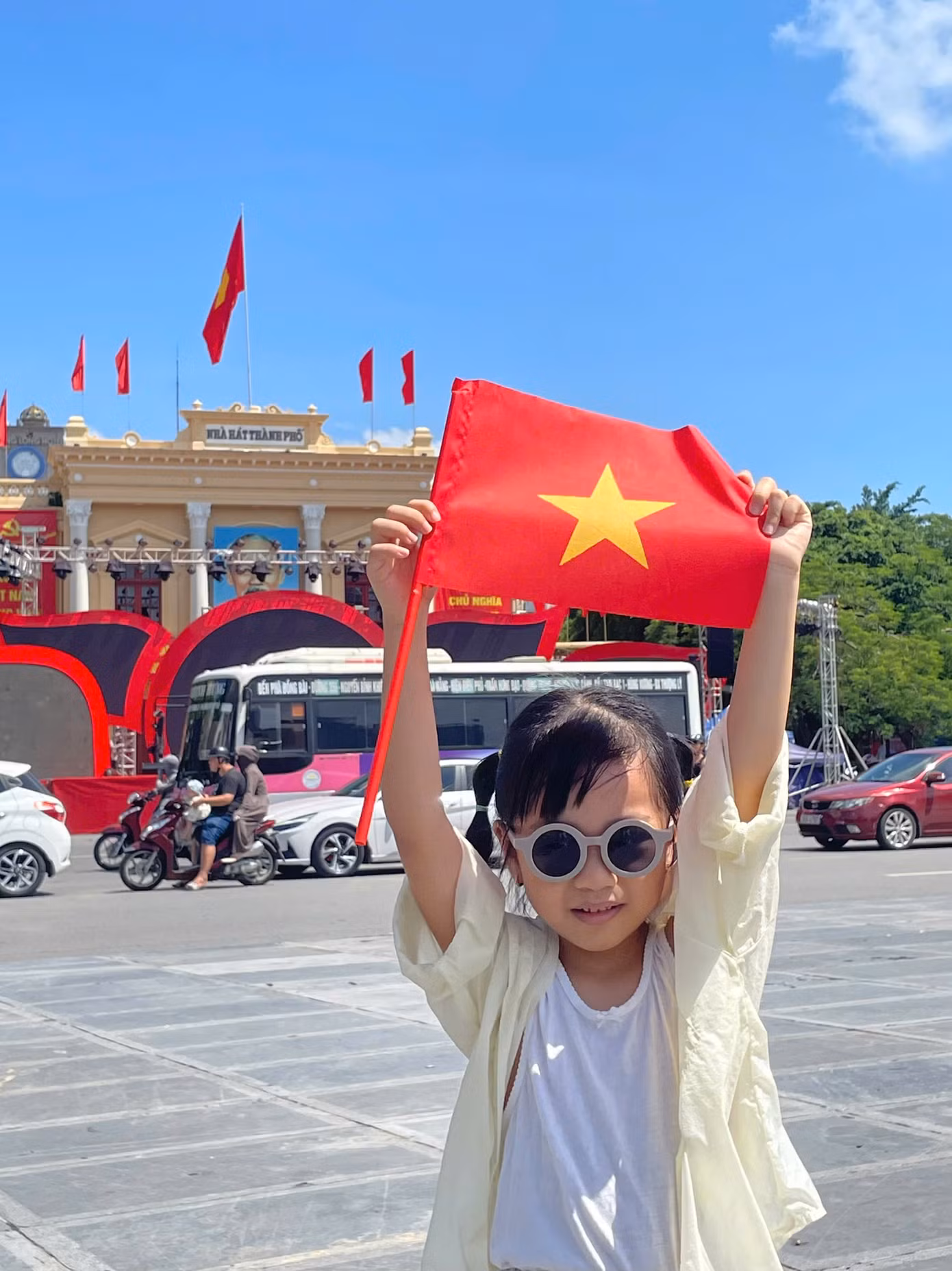 Hình ảnh em bé tươi cười tay giơ cao lá cờ đỏ sao vàng thân yêu của Tổ quốc trước nhà hát lớn Hải Phòng ngày 2/9. (Ảnh: Minh Ngọc)