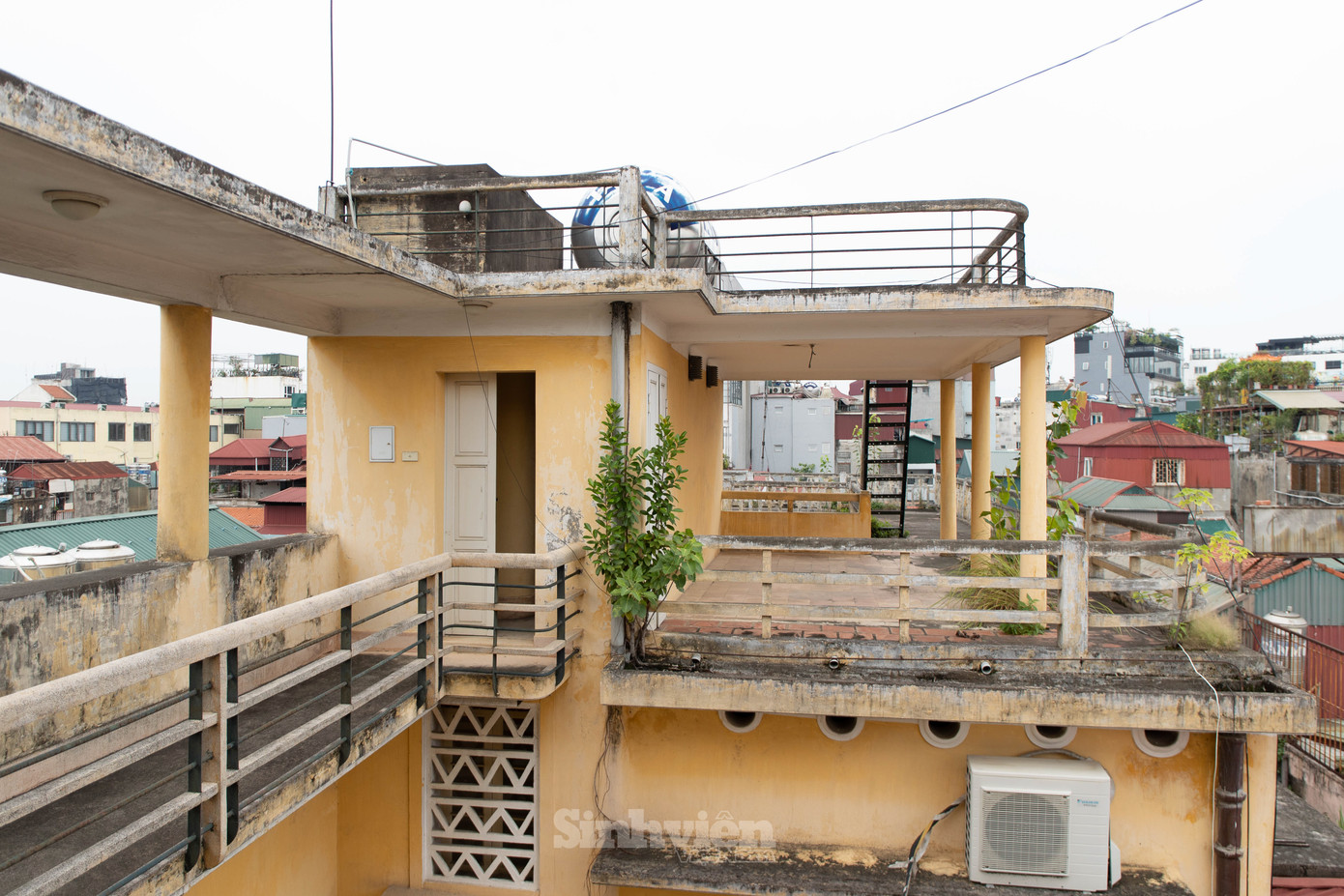 Từ trên tầng thượng căn nhà có thể quan sát cả khu vực rộng lớn từ chợ Đồng Xuân đến ngã tư Hàng Đào, đảm bảo an toàn cho những hoạt động bí mật của Đảng.