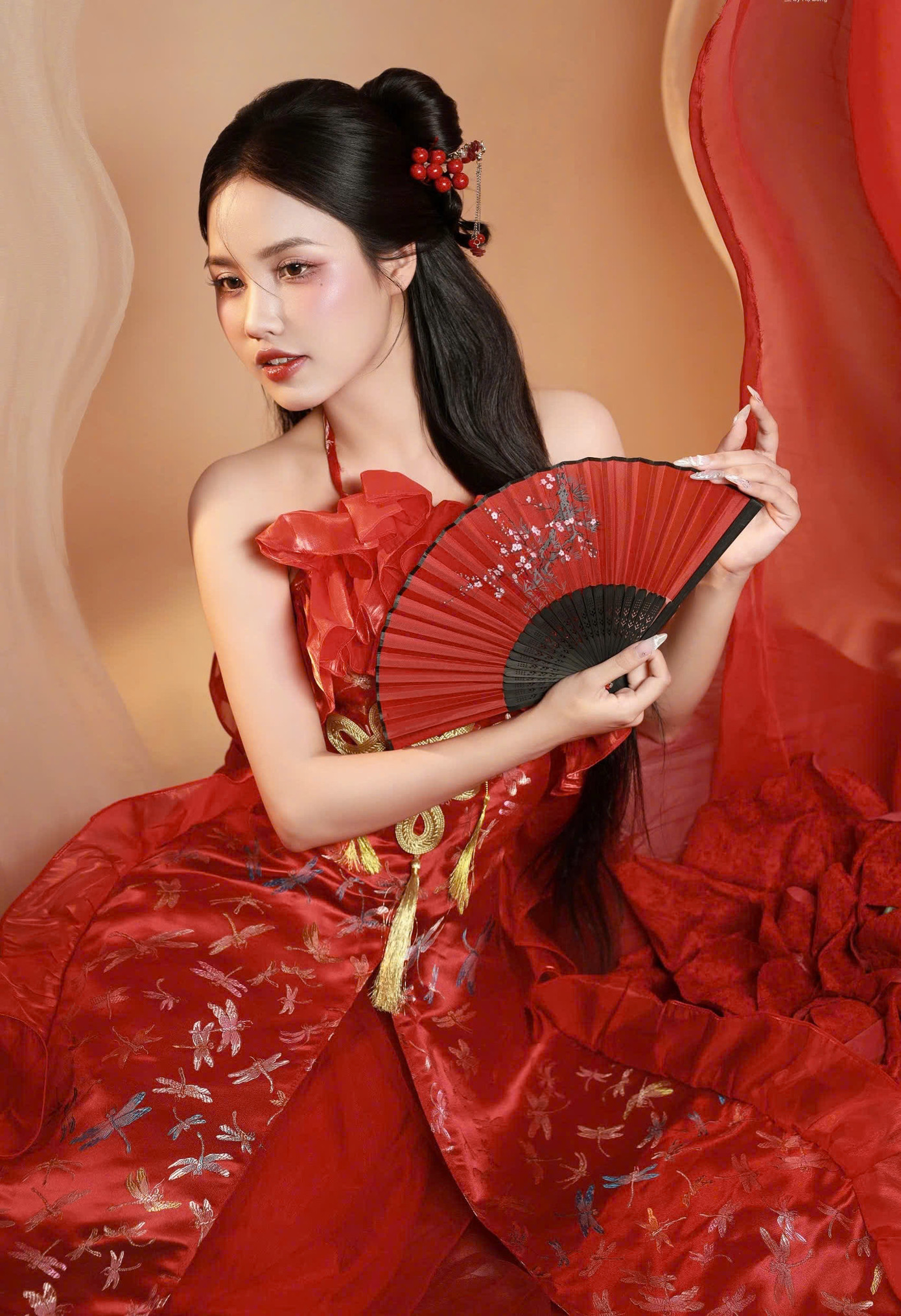 Tà áo dài không chỉ là trang phục, mà là niềm tự hào, là biểu tượng của văn hóa và sức sống mãnh liệt của thế hệ trẻ. Tà áo dài không chỉ là trang phục, mà là niềm tự hào, là biểu tượng của văn hóa và sức sống mãnh liệt của thế hệ trẻ.