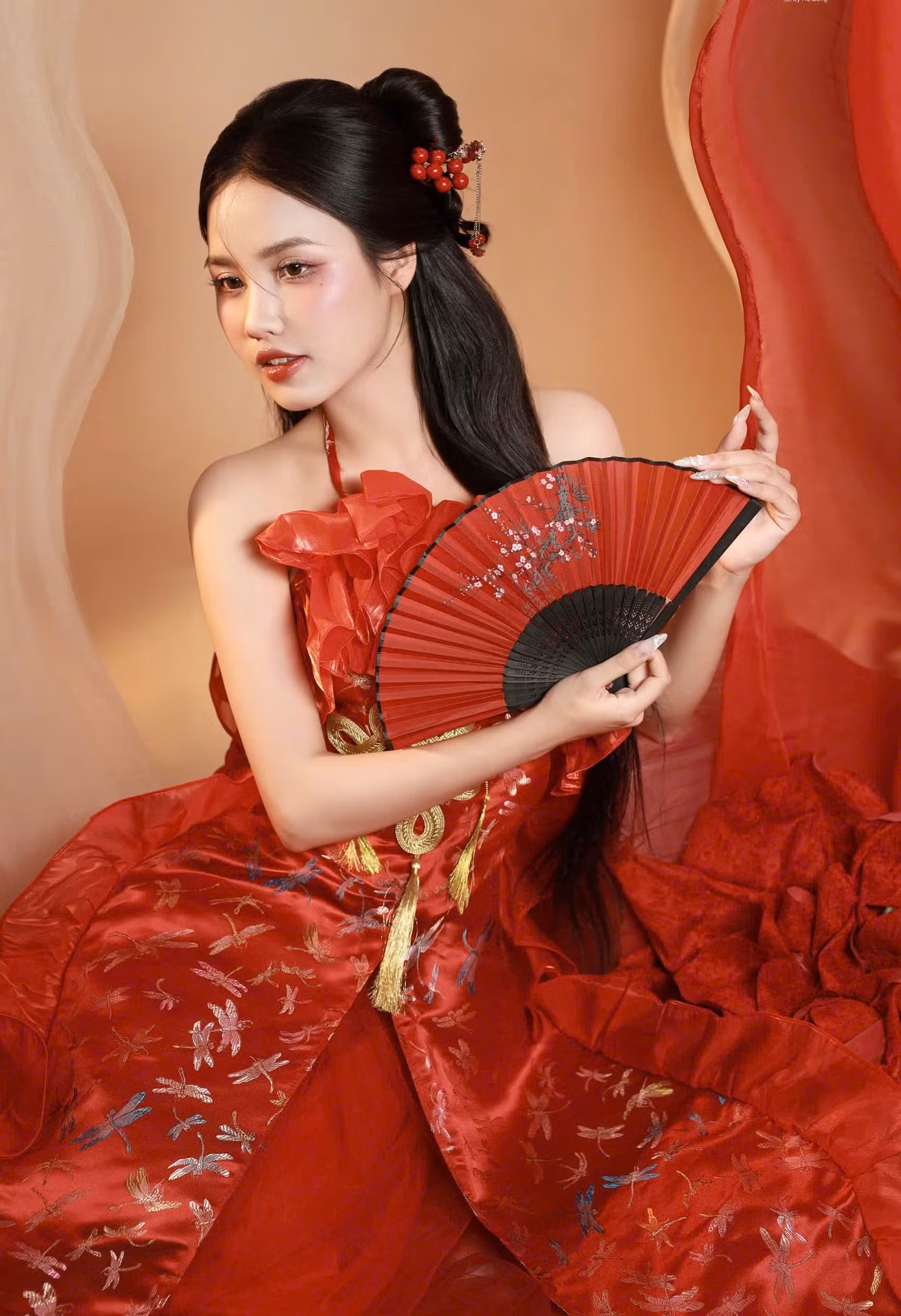 Tà áo dài không chỉ là trang phục, mà là niềm tự hào, là biểu tượng của văn hóa và sức sống mãnh liệt của thế hệ trẻ.