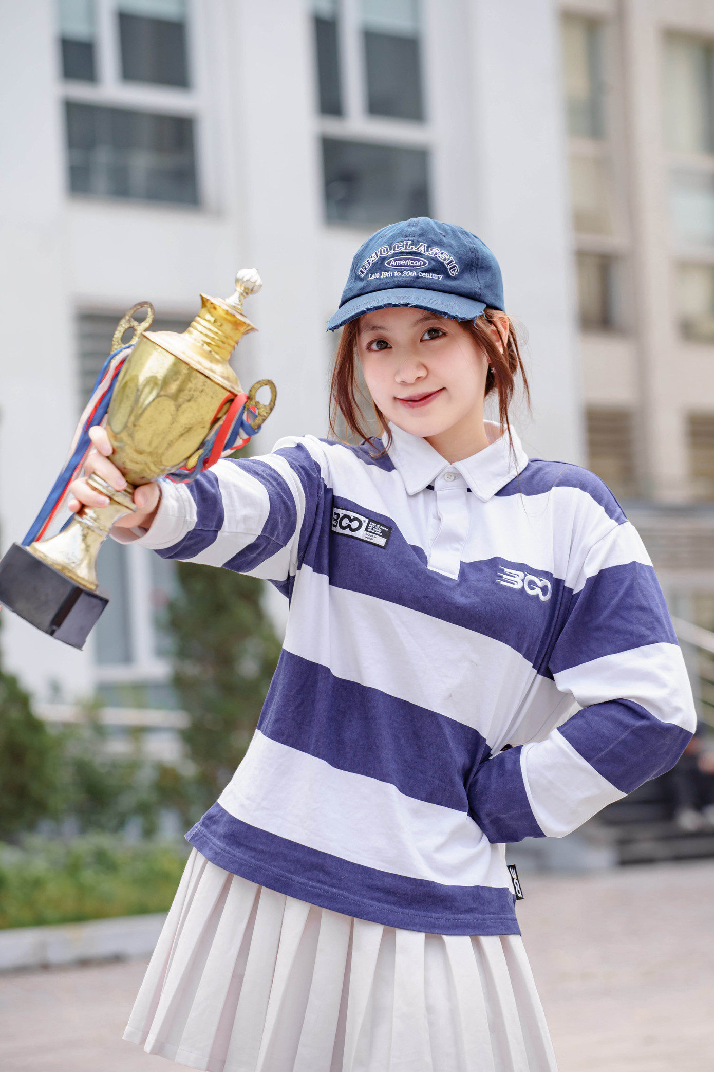 Với Huệ Minh, tuổi trẻ là quãng thời gian để thử và sai, vì vậy, hãy cống hiến hết mình.