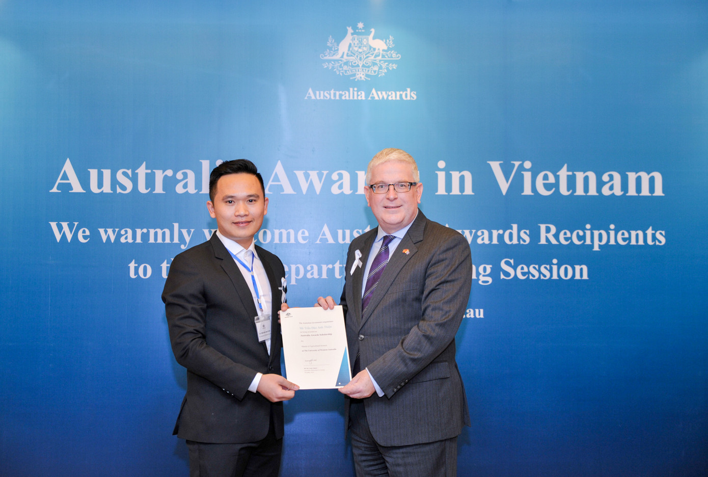 Thiện nhận Học bổng Chính phủ Australia tại Hà Nội (năm 2018).