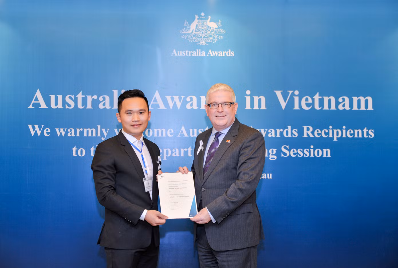 Thiện nhận Học bổng Chính phủ Australia tại Hà Nội (năm 2018).