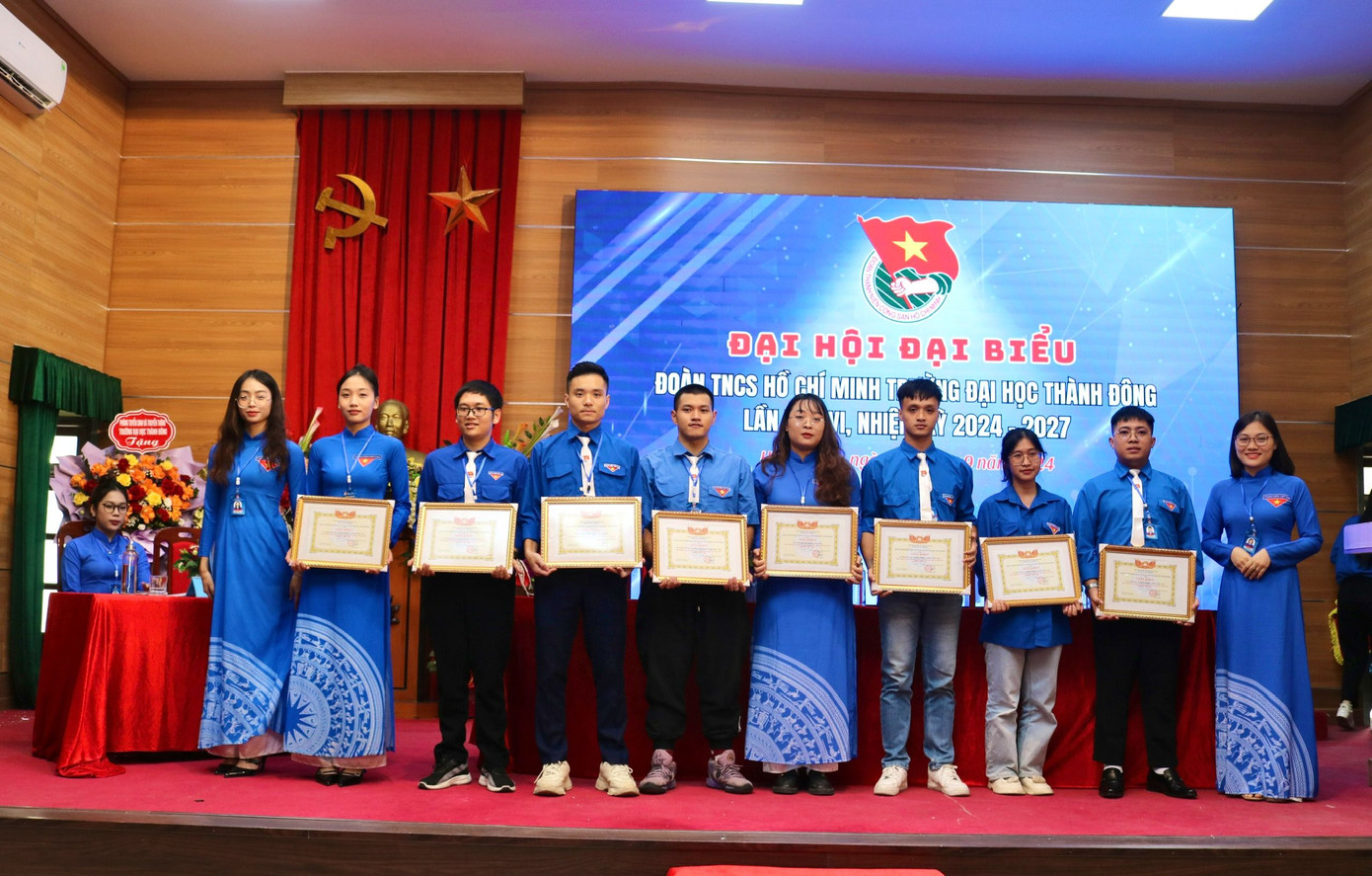 Đồng chí Bùi Vân Hà - Bí thư Đoàn Thanh niên trường tặng khen thưởng cho các cá nhân có đóng góp trong công tác Đoàn nhiệm kỳ qua. Đồng chí Bùi Vân Hà - Bí thư Đoàn Thanh niên trường tặng khen thưởng cho các cá nhân có đóng góp trong công tác Đoàn nhiệm kỳ qua.