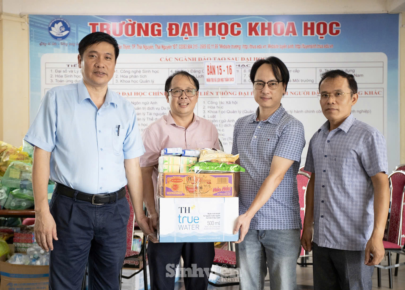 PGS. TS Nguyễn Văn Đăng - Bí thư Đảng uỷ, Hiệu trưởng Trường Đại học khoa Học - ĐH Thái Nguyên chia sẻ: "Sau khi nước rút khỏi một số nơi, lãnh đạo nhà trường đã tổ chức nhiều đoàn đến thăm, hỗ trợ và động viên cán bộ và sinh viên ngoại trú của nhà trường chịu nhiều ảnh hưởng bởi bão lũ."