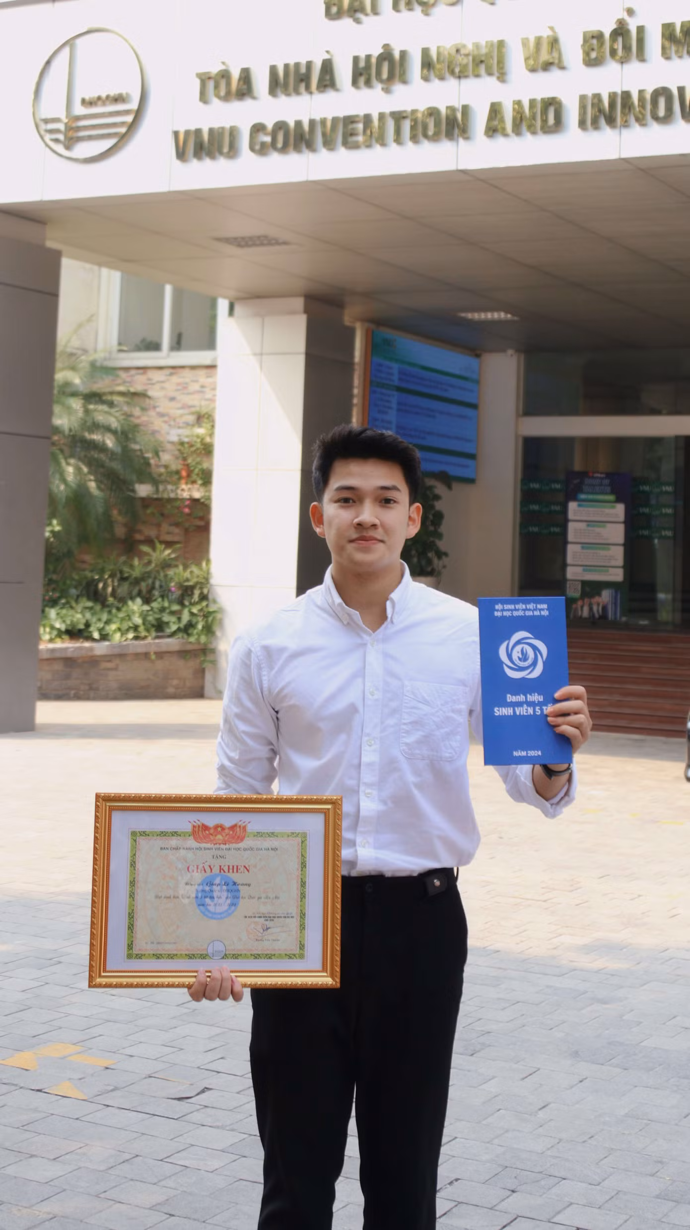 Lê Hoàng vinh dự nhận chứng nhận tại lễ trao danh hiệu “Sinh viên 5 tốt” tiêu biểu cấp Đại học Quốc gia Hà Nội, khẳng định sự toàn diện trong học tập, rèn luyện đạo đức, hội nhập và đóng góp tích cực cho cộng đồng.
