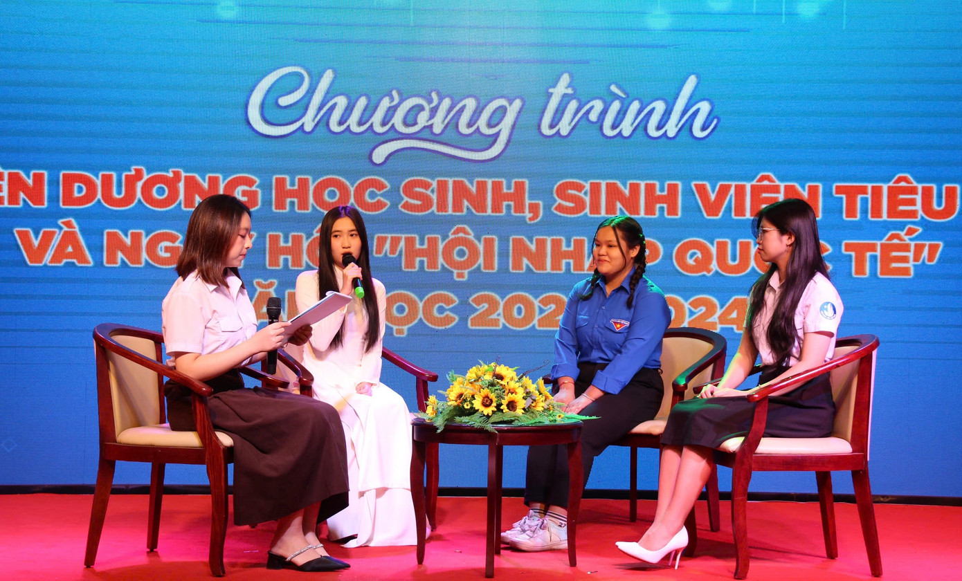 Yến Vi đại diện cho 46 Sinh viên 5 tốt cấp tỉnh đối thoại trong chương trình tuyên dương.