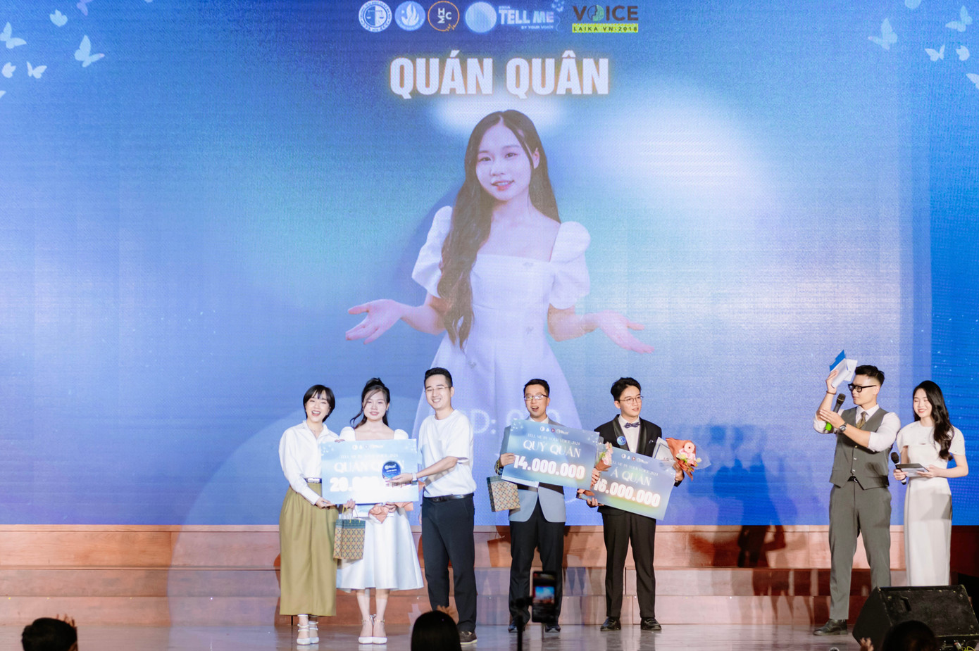 Lưu Hoài nhận giải cùng MC Xuân Quỳnh và phát thanh viên Xuân Tú - những giám khảo đã đưa ra thử thách cho cô tại cuộc thi.