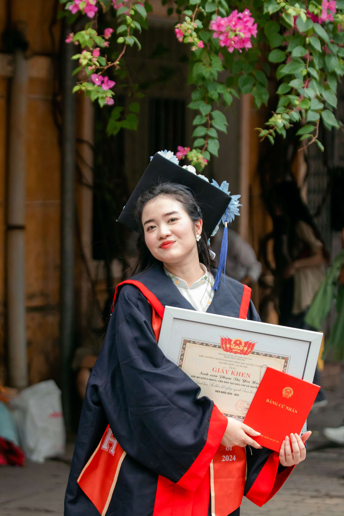 Yên Hoà rạng rỡ trong bộ đồng phục cử nhân.