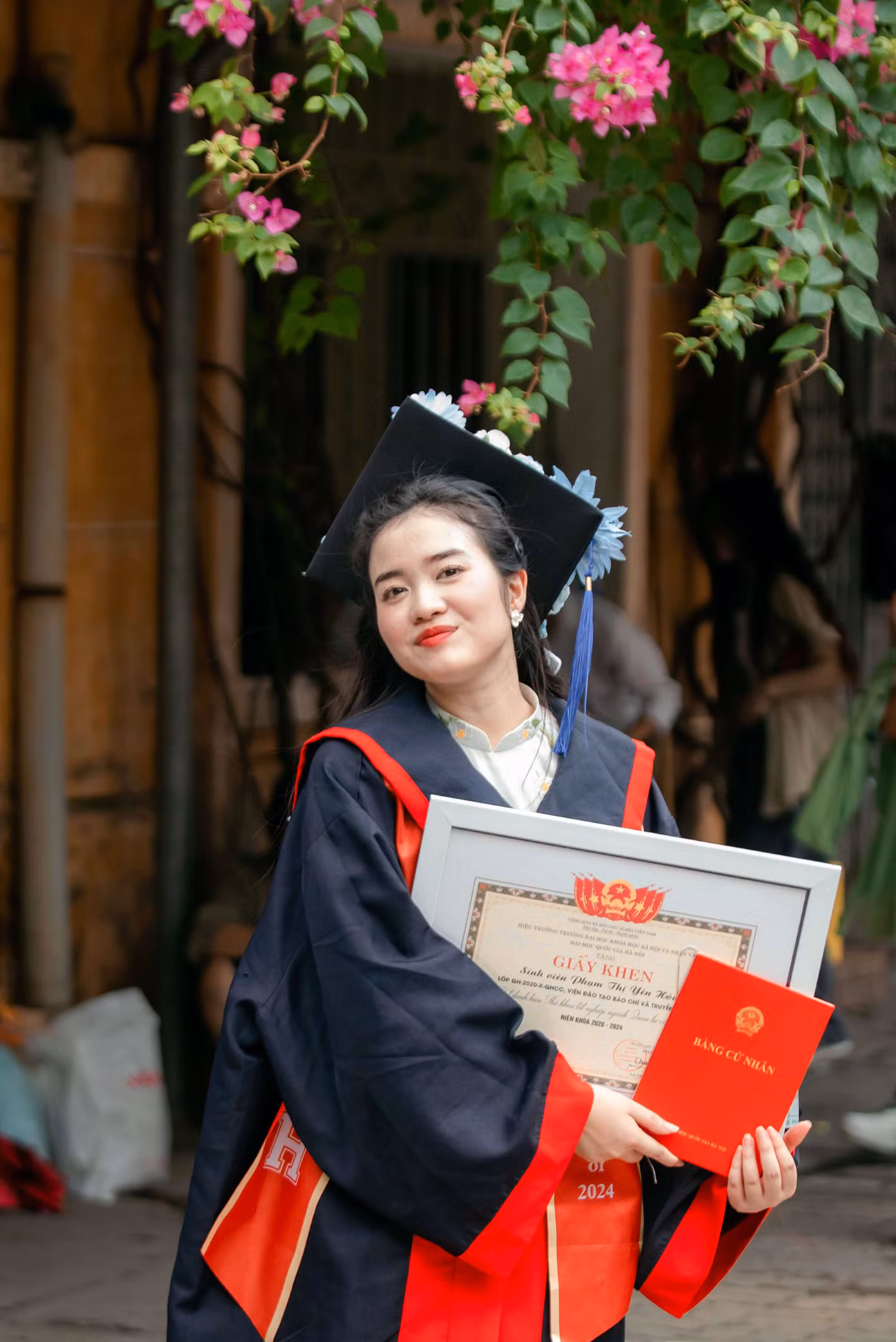 Yên Hoà rạng rỡ trong bộ đồng phục cử nhân.