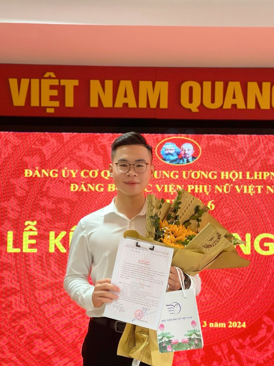 Nam vinh dự khi được kết nạp và đứng trong hàng ngũ Đảng Cộng sản Việt Nam. Nam vinh dự khi được kết nạp và đứng trong hàng ngũ Đảng Cộng sản Việt Nam.