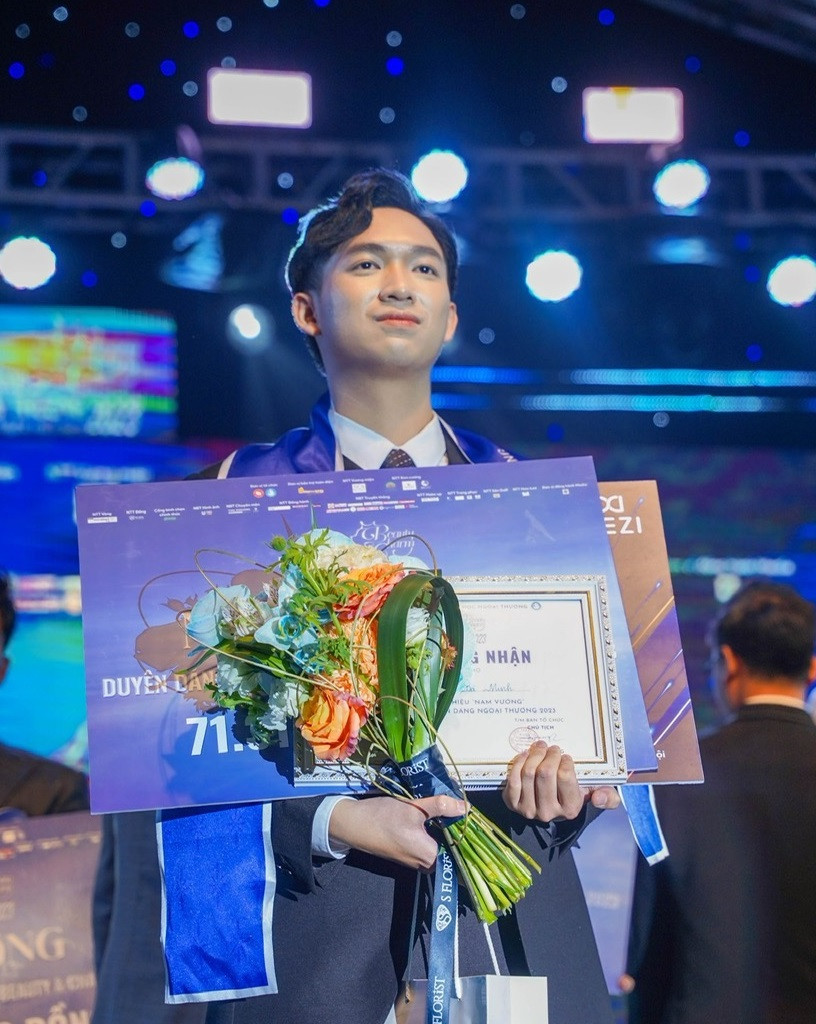 Từ một chàng trai rụt rè, nhút nhát, Bá Minh xuất sắc dành ngôi vị Nam Vương trong đêm Chung kết Duyên dáng Ngoại thương 2023. Từ một chàng trai rụt rè, nhút nhát, Bá Minh xuất sắc dành ngôi vị Nam Vương trong đêm Chung kết Duyên dáng Ngoại thương 2023.