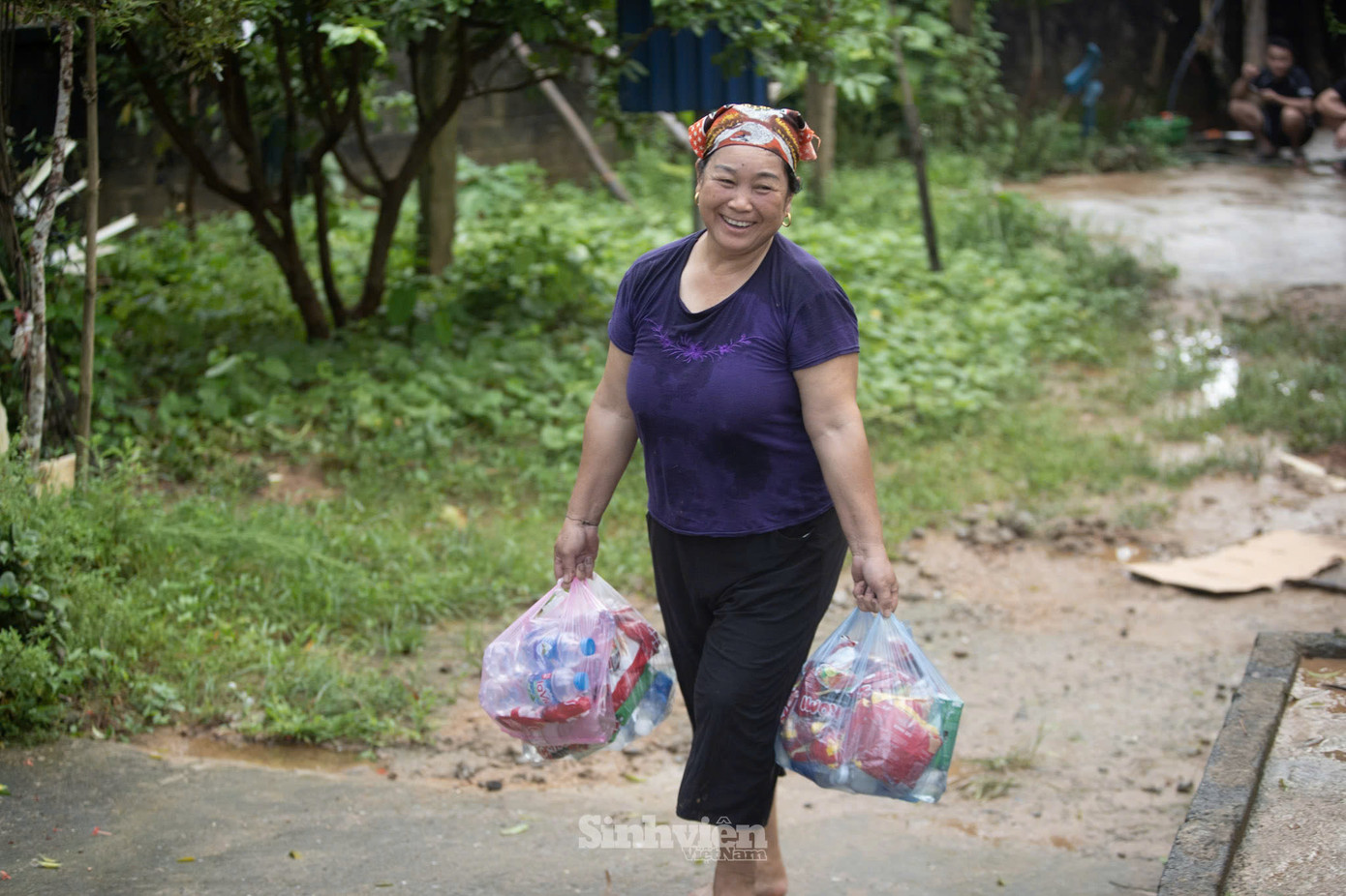 Niềm vui của những người dân khi nhận được sự giúp đỡ kịp thời.