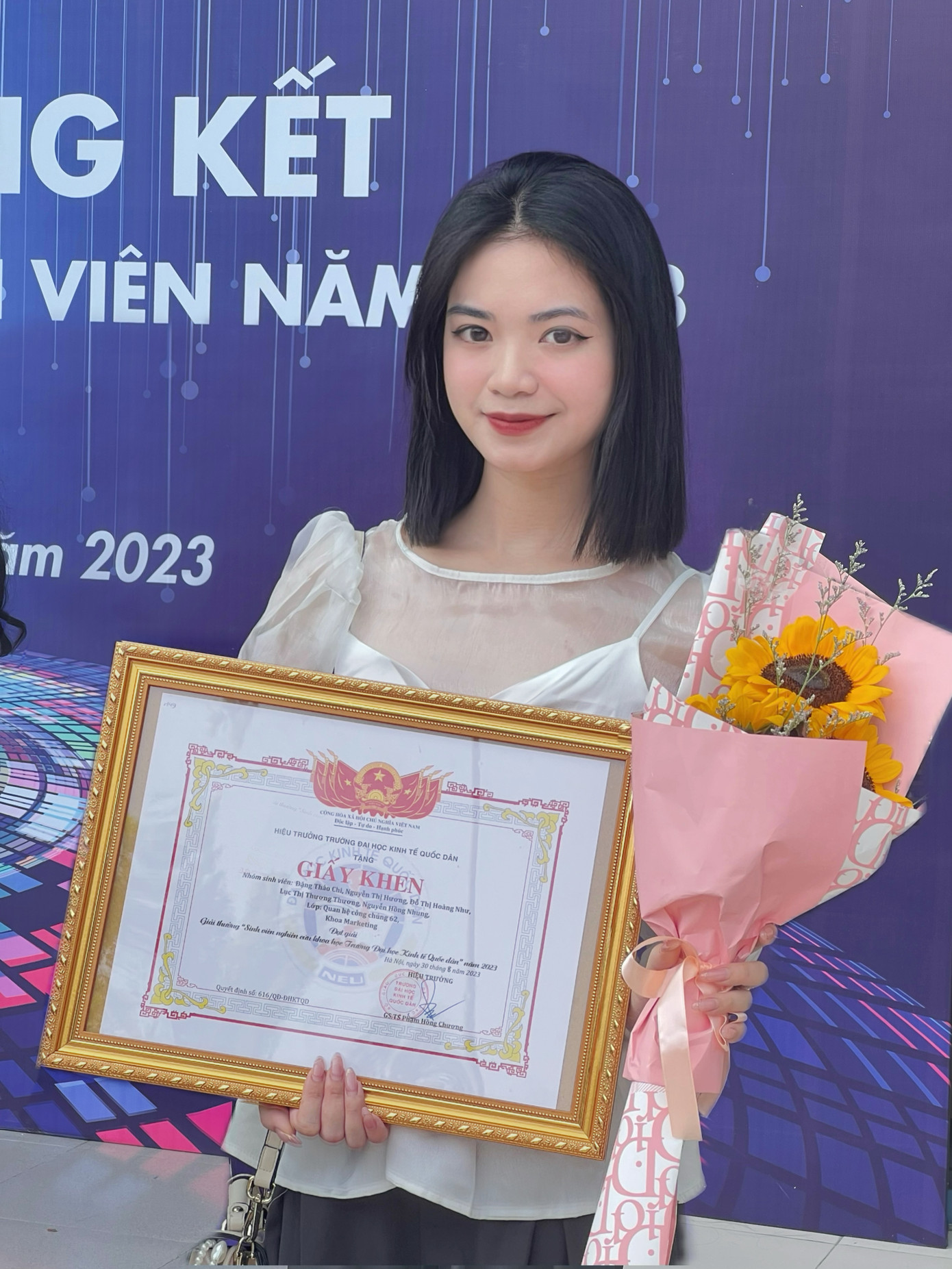 Thảo Chi nhận giải thưởng nghiên cứu khoa học năm đầu tiên. Thảo Chi nhận giải thưởng nghiên cứu khoa học năm đầu tiên.