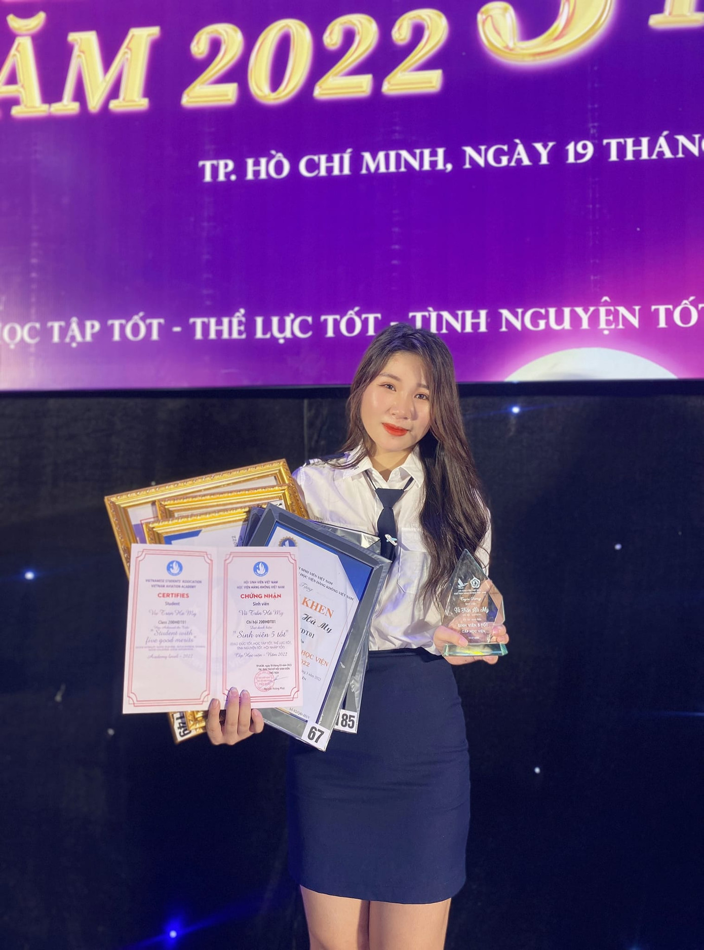 Hà My luôn cố gắng phấn đấu để hoàn thành tốt các nhiệm vụ và thể hiện được vai trò của người lãnh đạo trong tập thể. Hà My luôn cố gắng phấn đấu để hoàn thành tốt các nhiệm vụ và thể hiện được vai trò của người lãnh đạo trong tập thể.