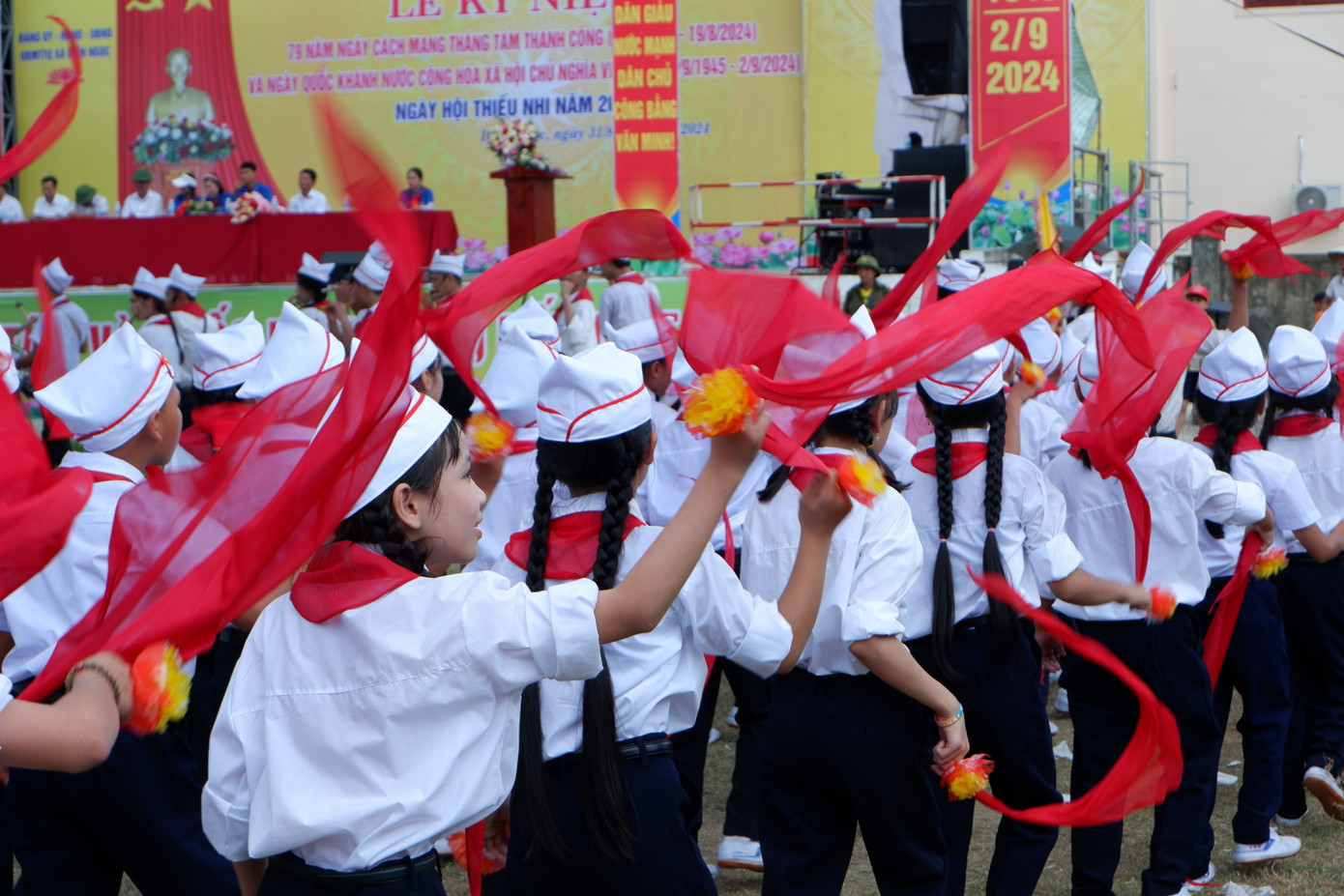 Sắc đỏ rực rỡ của chiếc khăn quàng đã làm không khí Tết độc lập sôi động hơn bao giờ hết. Sắc đỏ rực rỡ của chiếc khăn quàng đã làm không khí Tết độc lập sôi động hơn bao giờ hết.