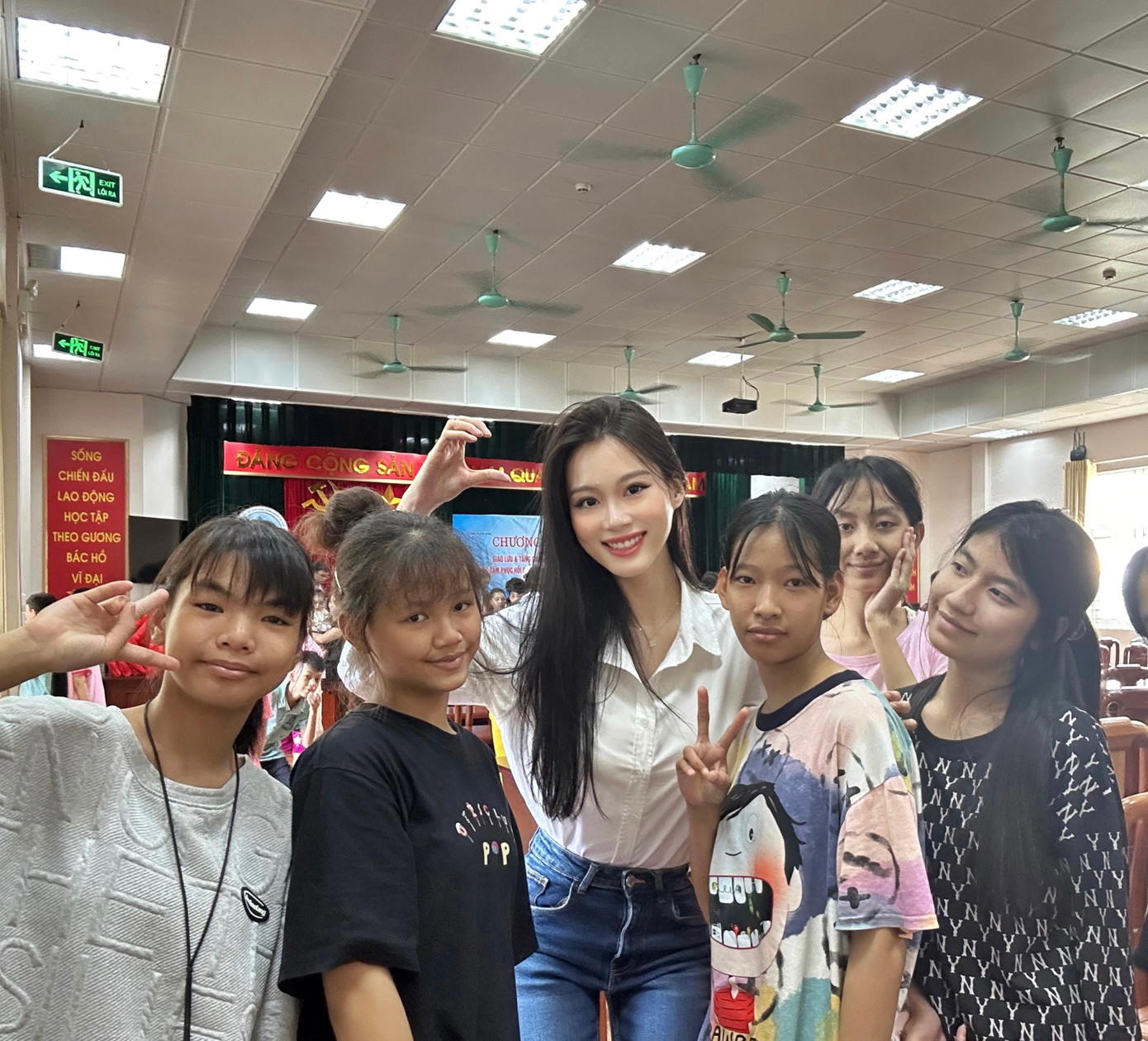 Hà Linh tham gia hoạt động thiện nguyện.