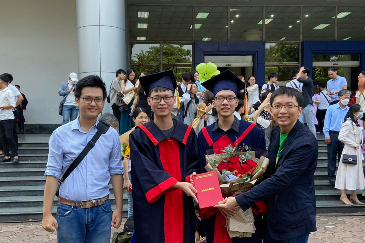 Tiến sĩ Nguyễn Việt Anh (ngoài cùng bên phải) và Ngọc (thứ 3 từ phải sang).