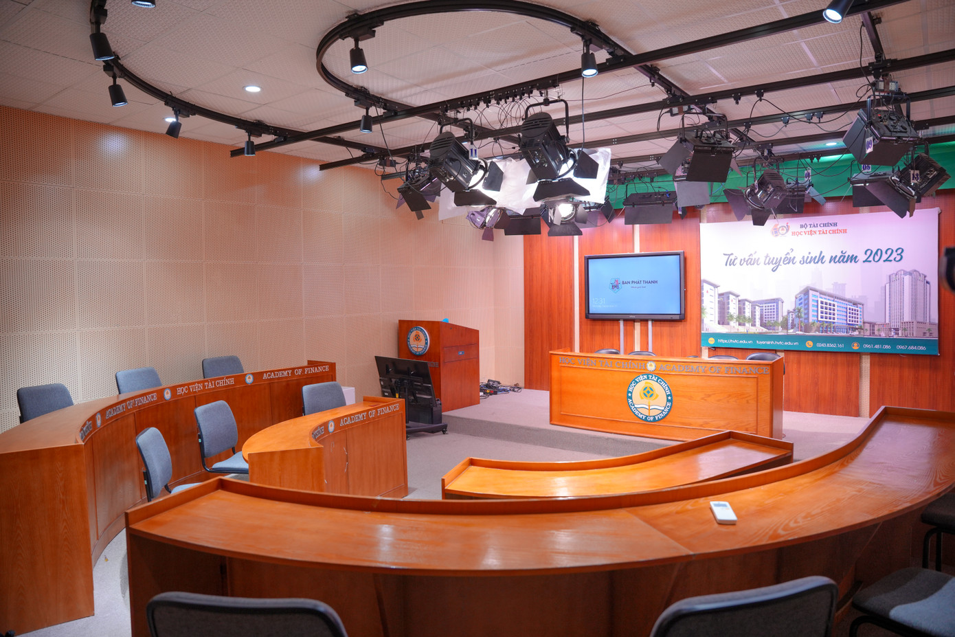 Studio "tiền tỉ" tại Học viện Tài chính. Studio "tiền tỉ" tại Học viện Tài chính.