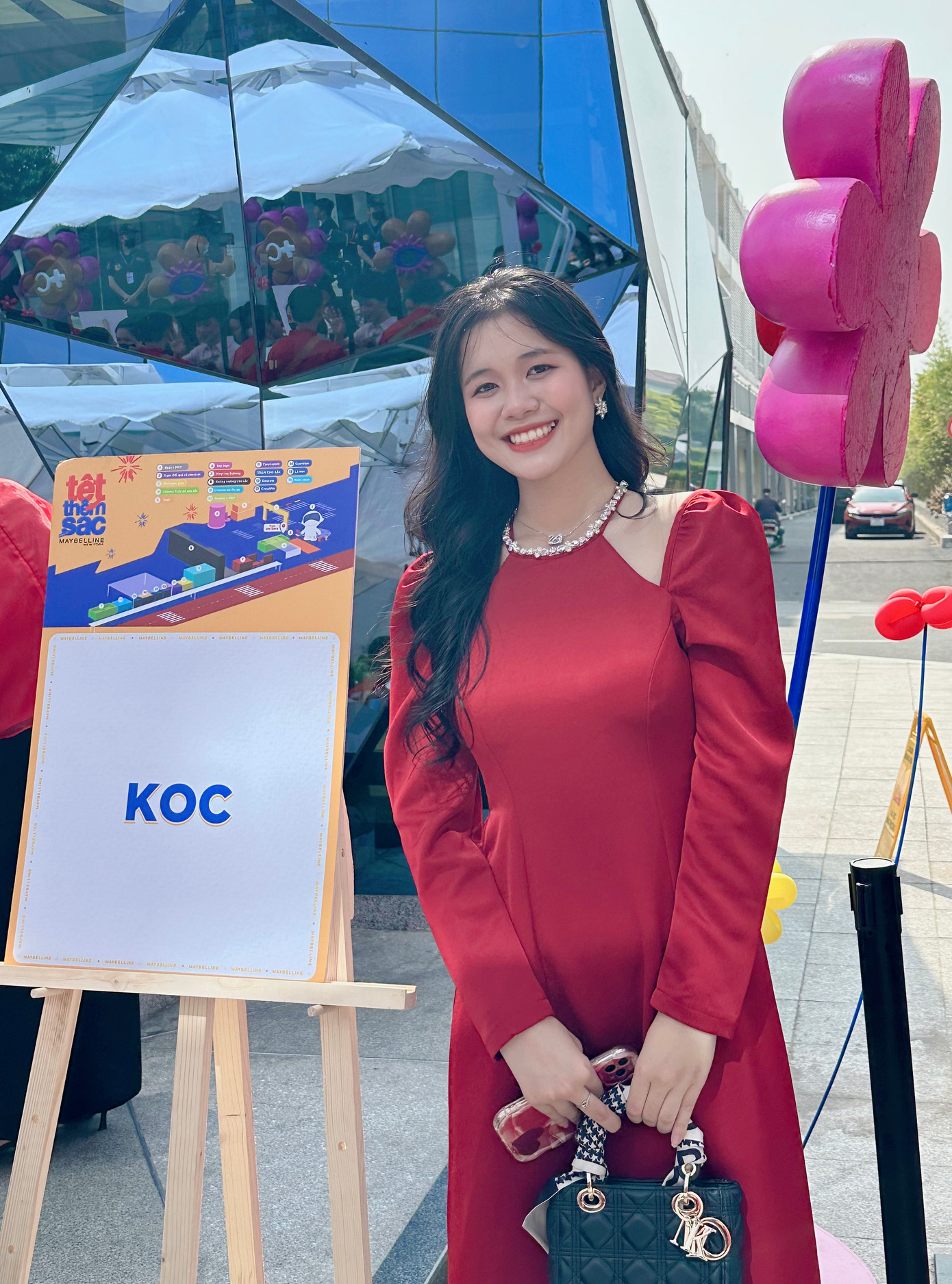 Nữ sinh là Đại sứ truyền thông cho dự án Phố cho Sắc - Maybelline New York x CLB IMC.