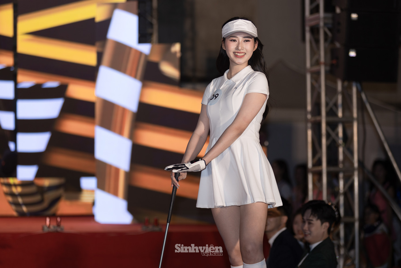 Trong phần thi trình diễn trang phục thể thao, Trâm Anh thể hiện thần thái tự tin, năng động, toả sáng tinh thần thể thao với trang phục golf.