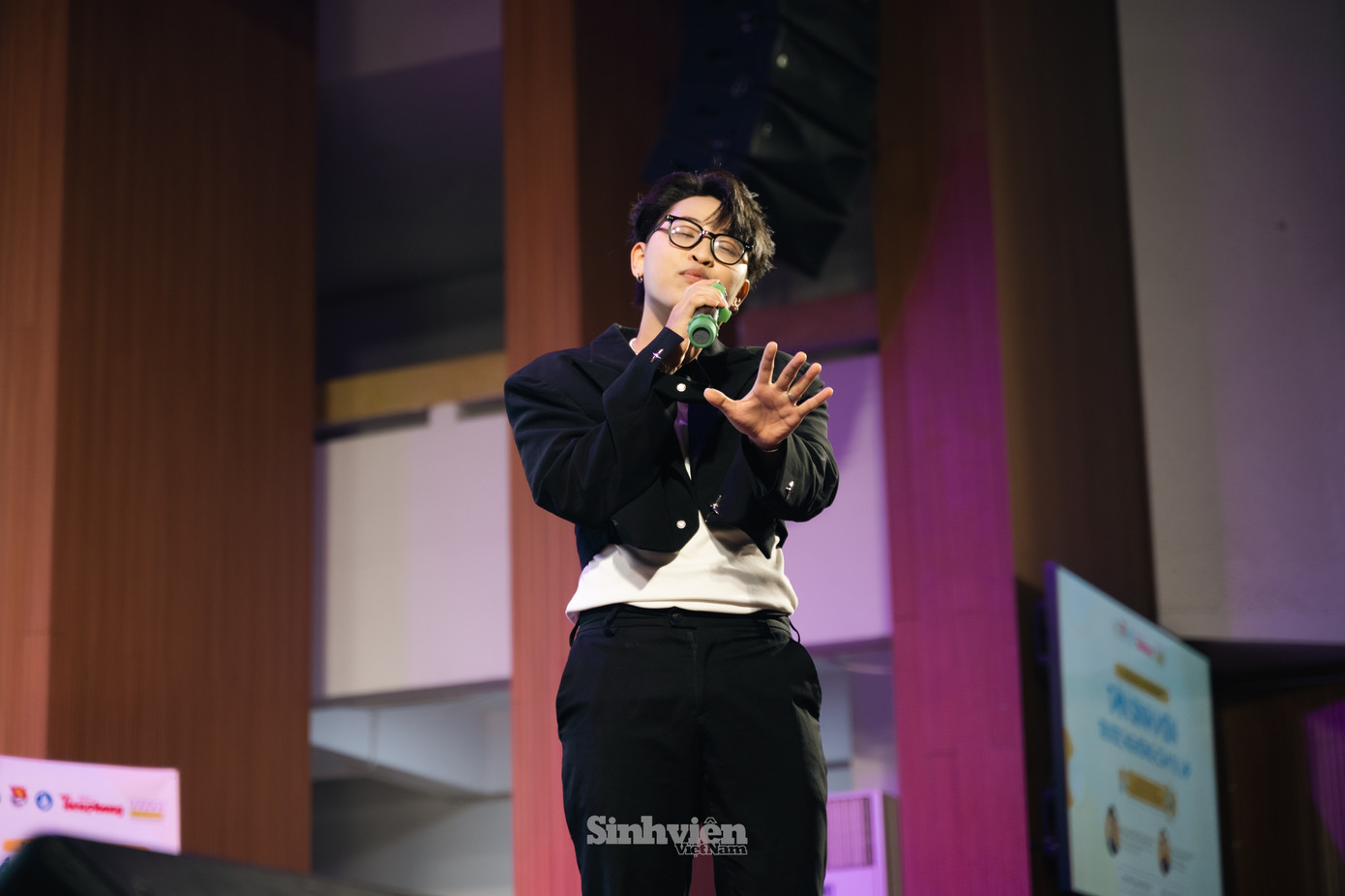 Giọng hát ngọt ngào của Kuun Đức Nam 'đốn tim' các tân sinh viên.