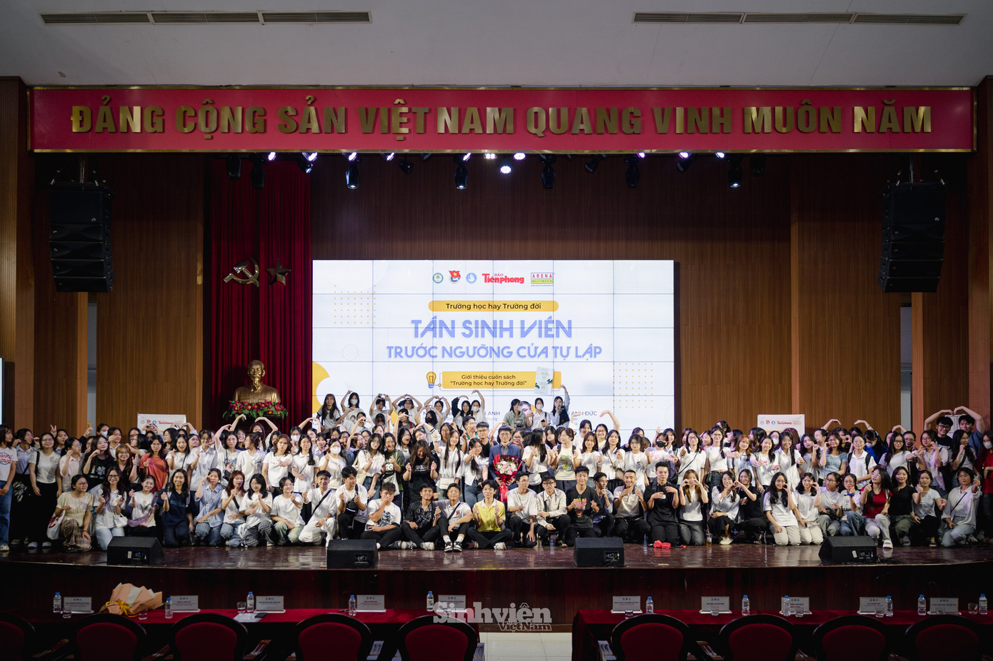 Hàng trăm sinh viên đã hào hứng tham dự chương trình. Hàng trăm sinh viên đã hào hứng tham dự chương trình.