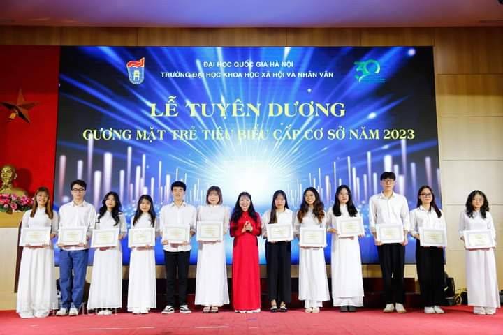 Kim Anh (thứ 2 từ bên phải sang) tại Lễ tuyên dương Gương mặt trẻ tiêu biểu cấp cơ sở năm 2023.