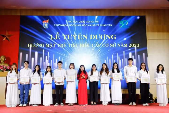 Kim Anh (thứ 2 từ bên phải sang) tại Lễ tuyên dương Gương mặt trẻ tiêu biểu cấp cơ sở năm 2023.