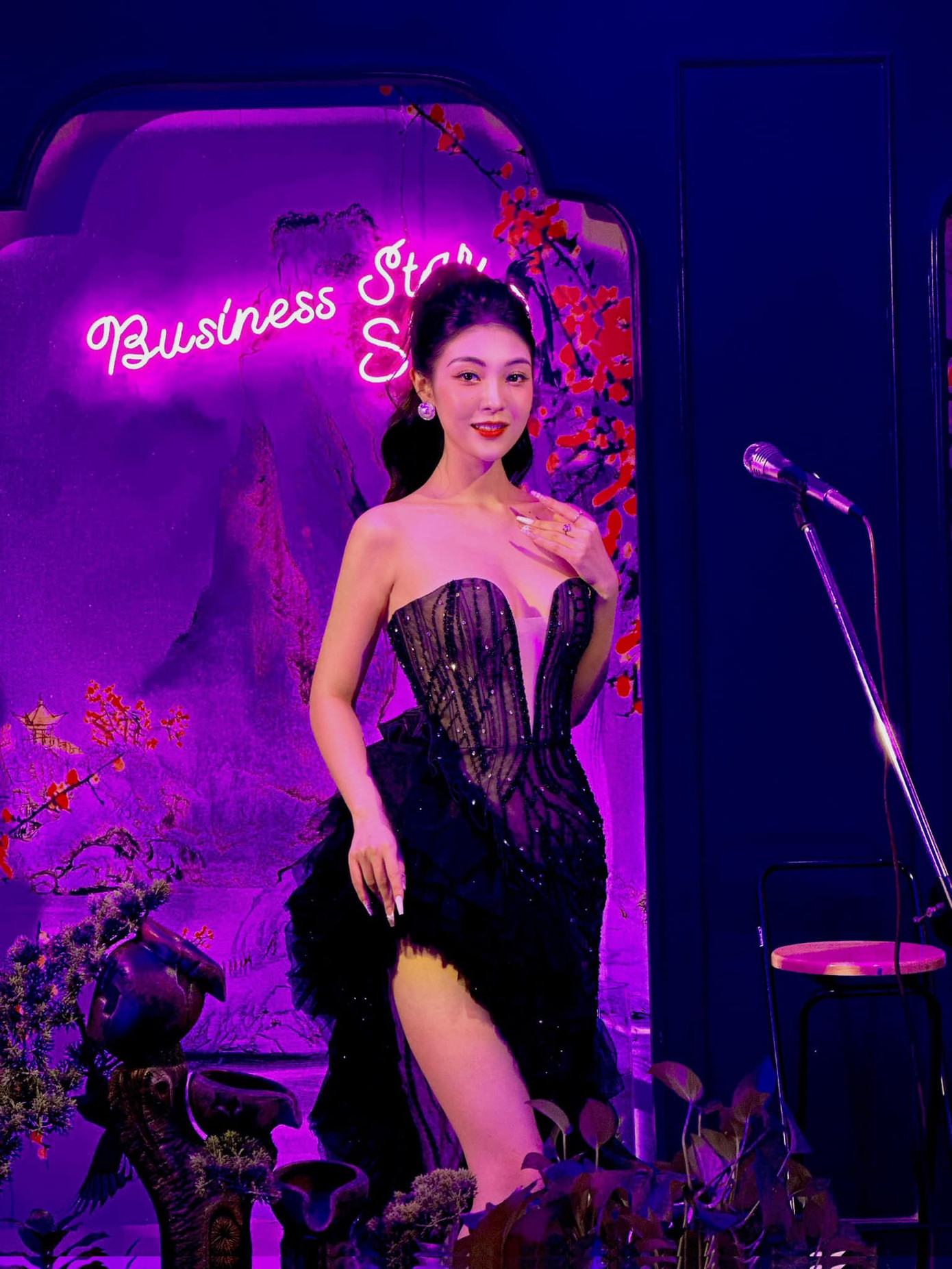 Với Thùy Trang, âm nhạc lan tỏa thông điệp tích cực và là nguồn cảm hứng cho mọi người. Với Thùy Trang, âm nhạc lan tỏa thông điệp tích cực và là nguồn cảm hứng cho mọi người.