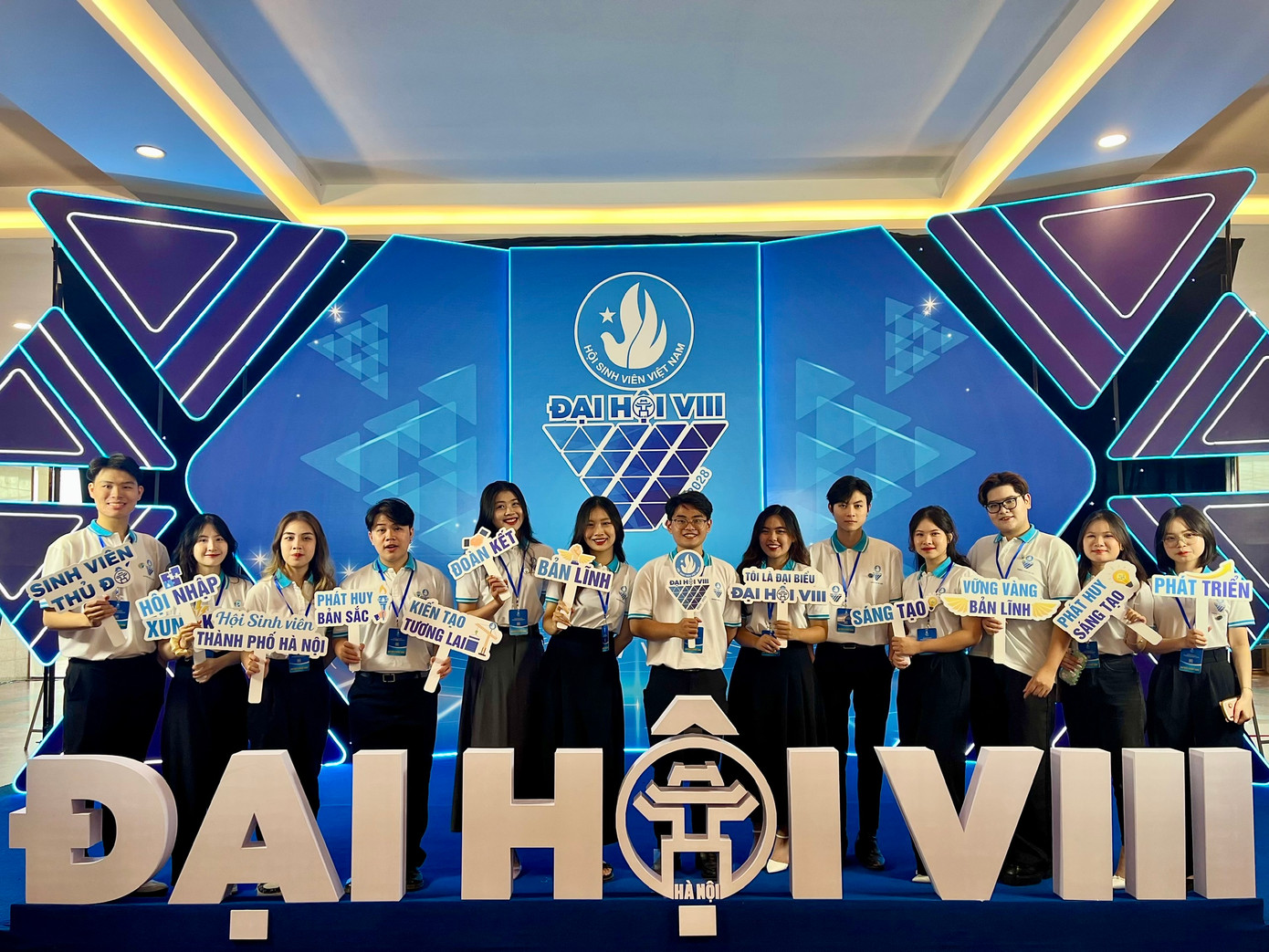 Hồng Hạnh cùng đoàn Đại biểu Trường Đại học Thương mại tham dự Đại hội Đại biểu Hội Sinh viên Việt Nam Thành phố Hà Nội (thứ 3 từ bên trái vào). Hồng Hạnh cùng đoàn Đại biểu Trường Đại học Thương mại tham dự Đại hội Đại biểu Hội Sinh viên Việt Nam Thành phố Hà Nội (thứ 3 từ bên trái vào).