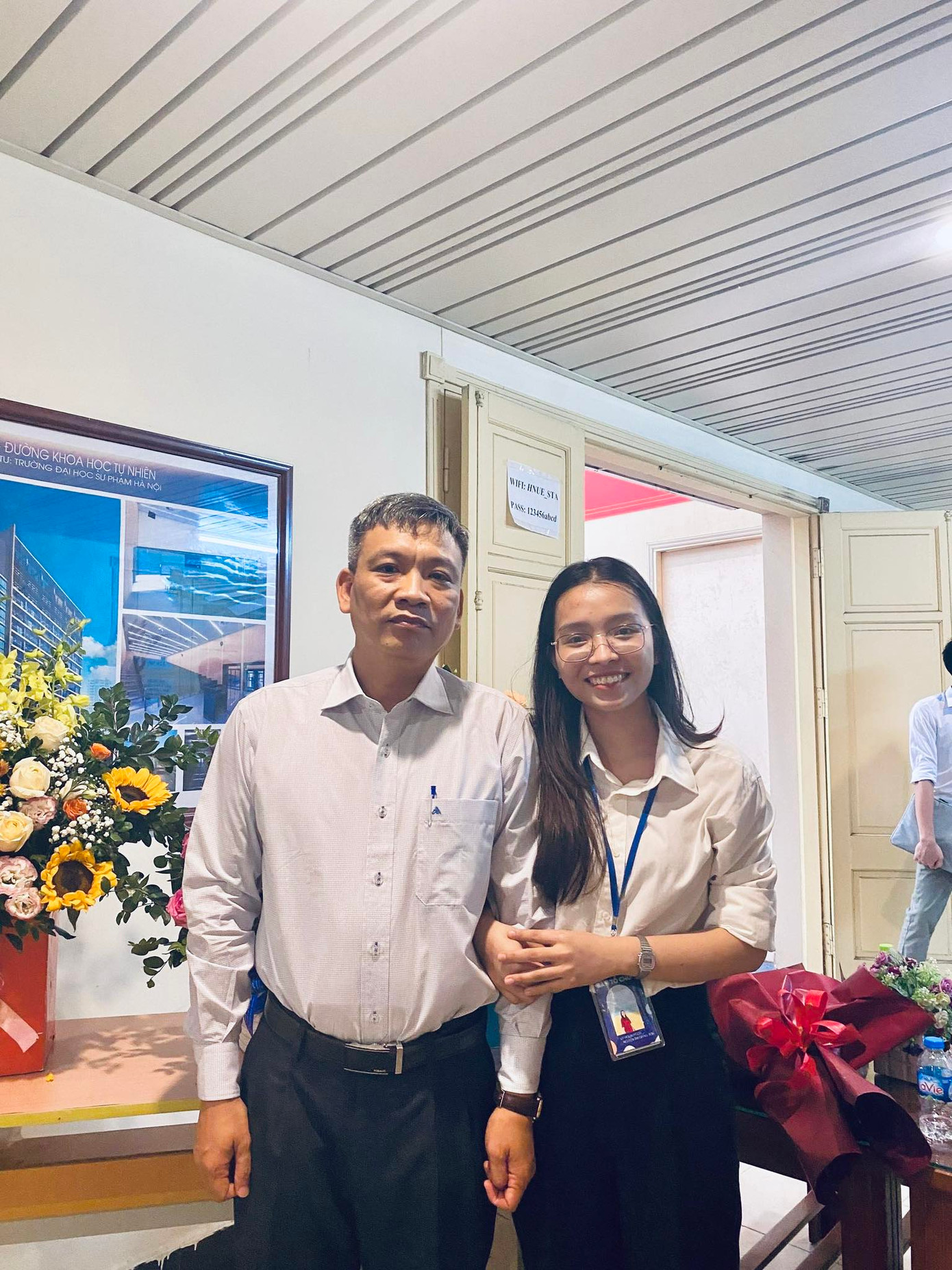 Giang và thầy Thanh tại lễ bảo vệ khóa luận tốt nghiệp.