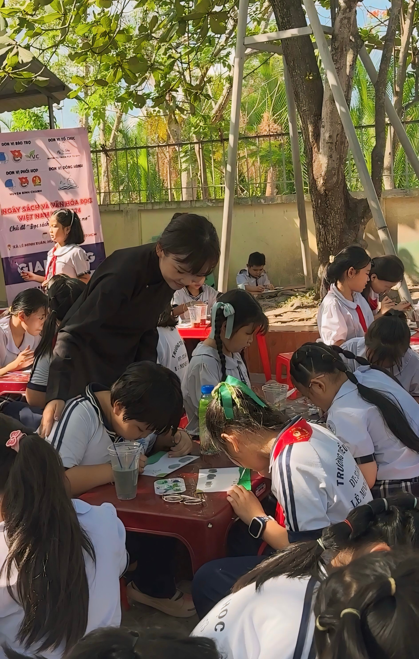 Chị Thủy Tiên tại hoạt động vẽ tranh và học lịch sử cùng các em học sinh.