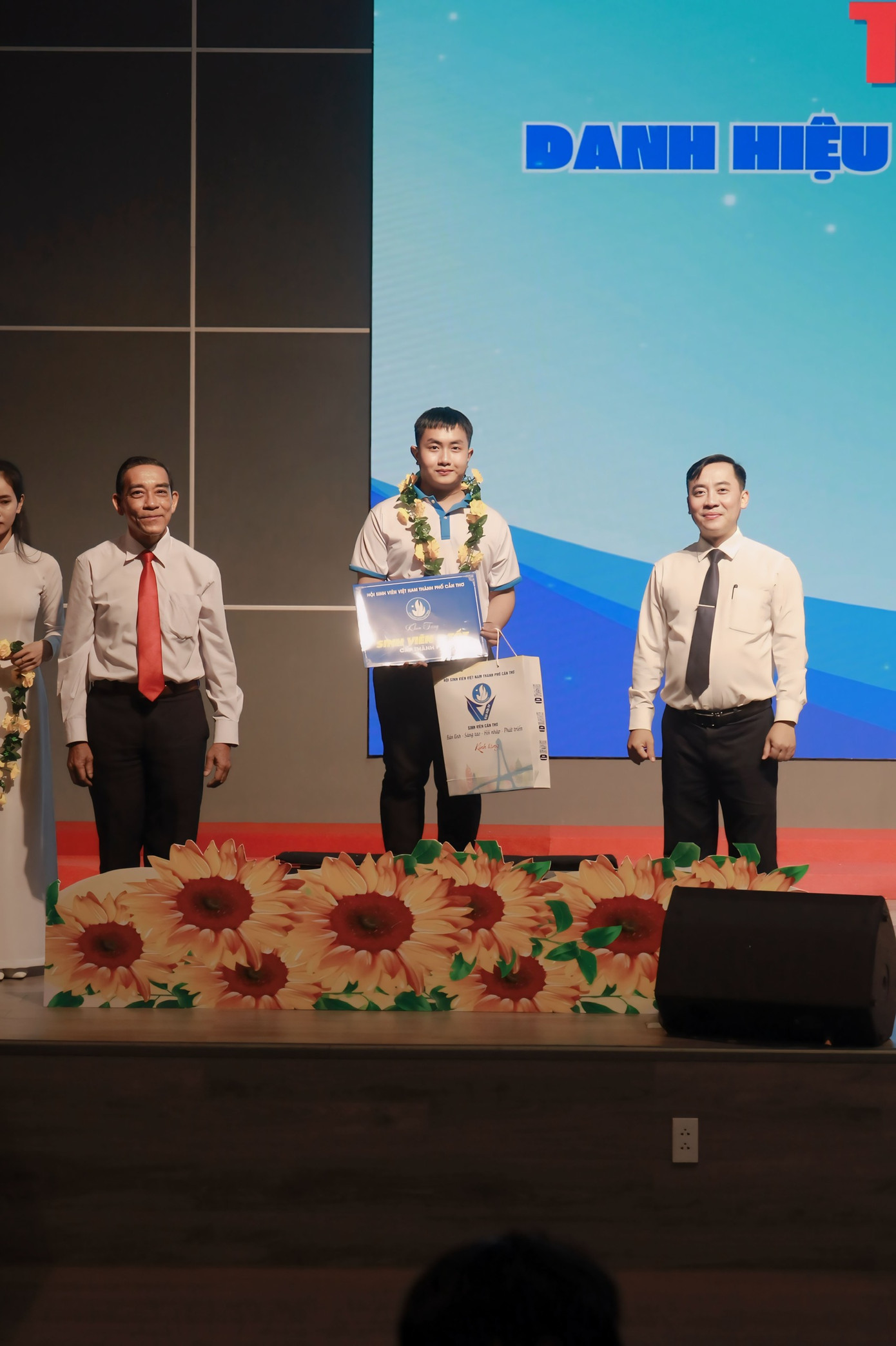 Minh Nhựt nhận danh hiệu Sinh viên 5 Tốt 2022 - 2023.