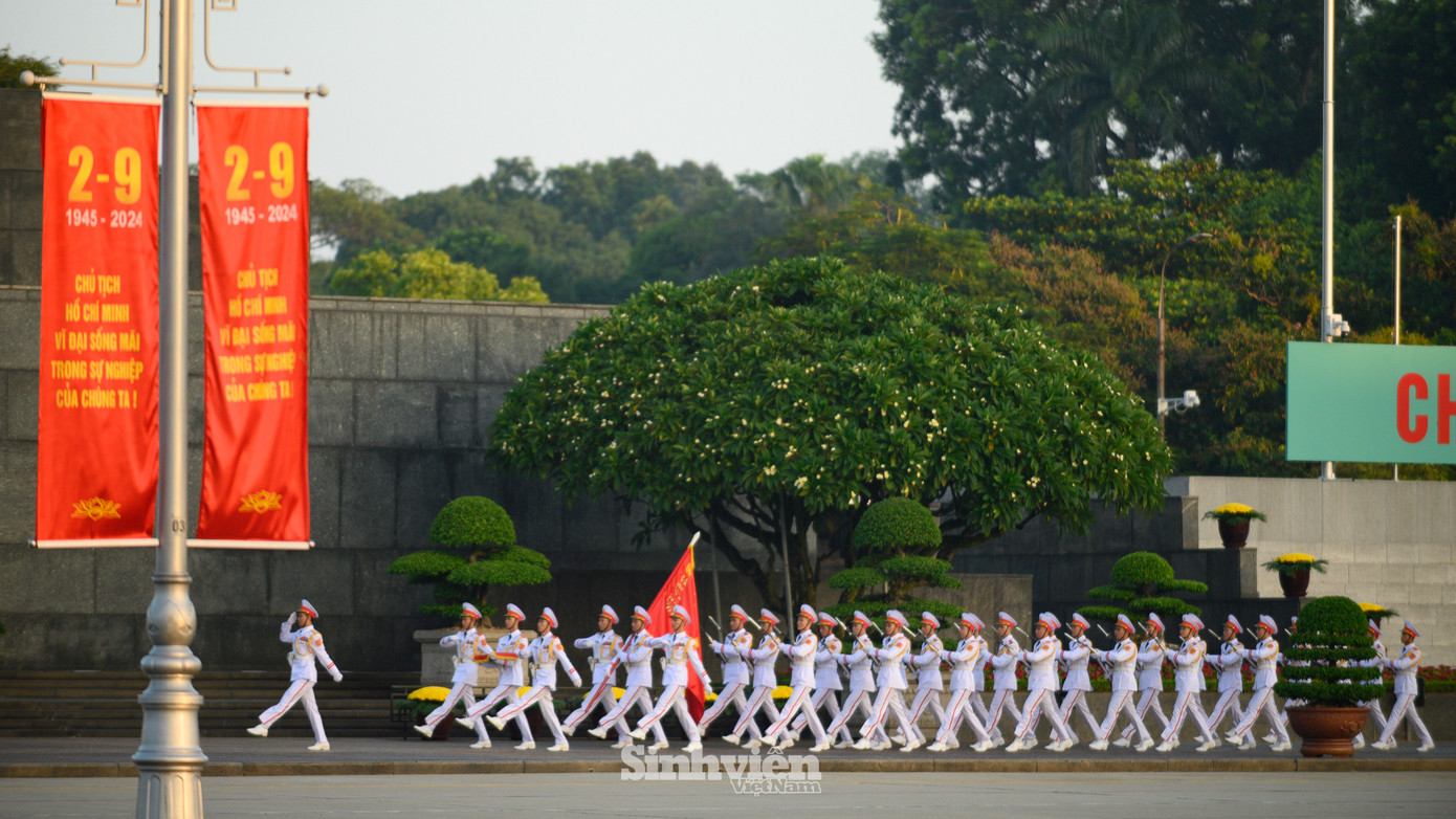Nhịp bước Tiêu binh bên lăng Bác - nghiêm trang và dứt khoát.